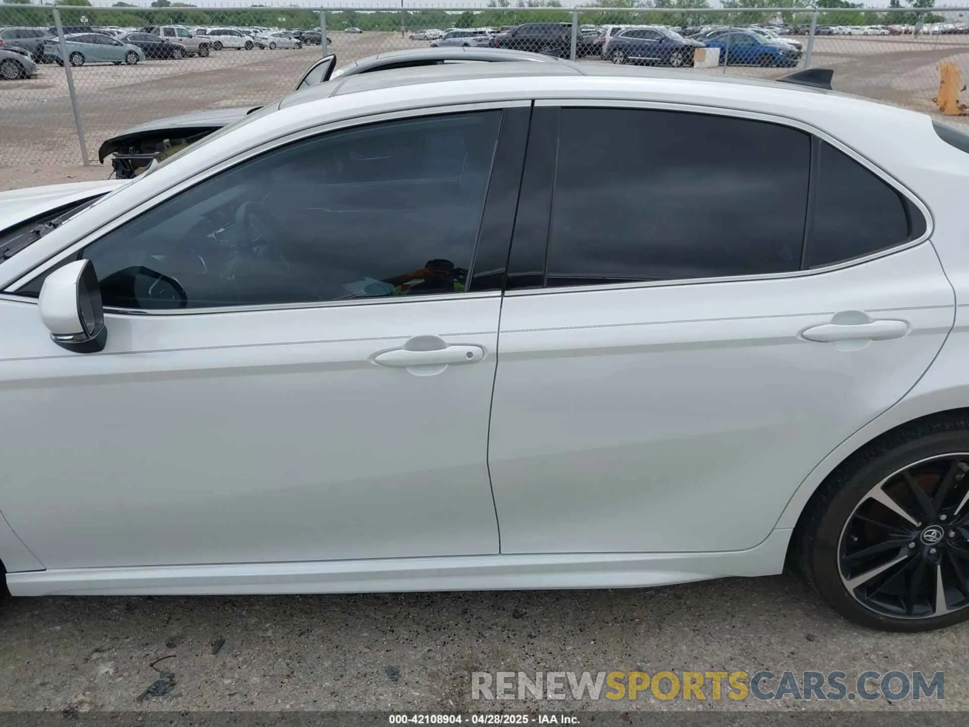 15 Photograph of a damaged car 4T1K61AKXLU889542 TOYOTA CAMRY 2020