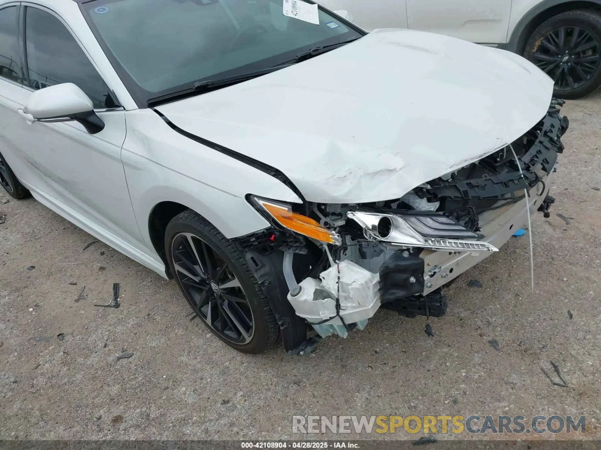 18 Photograph of a damaged car 4T1K61AKXLU889542 TOYOTA CAMRY 2020