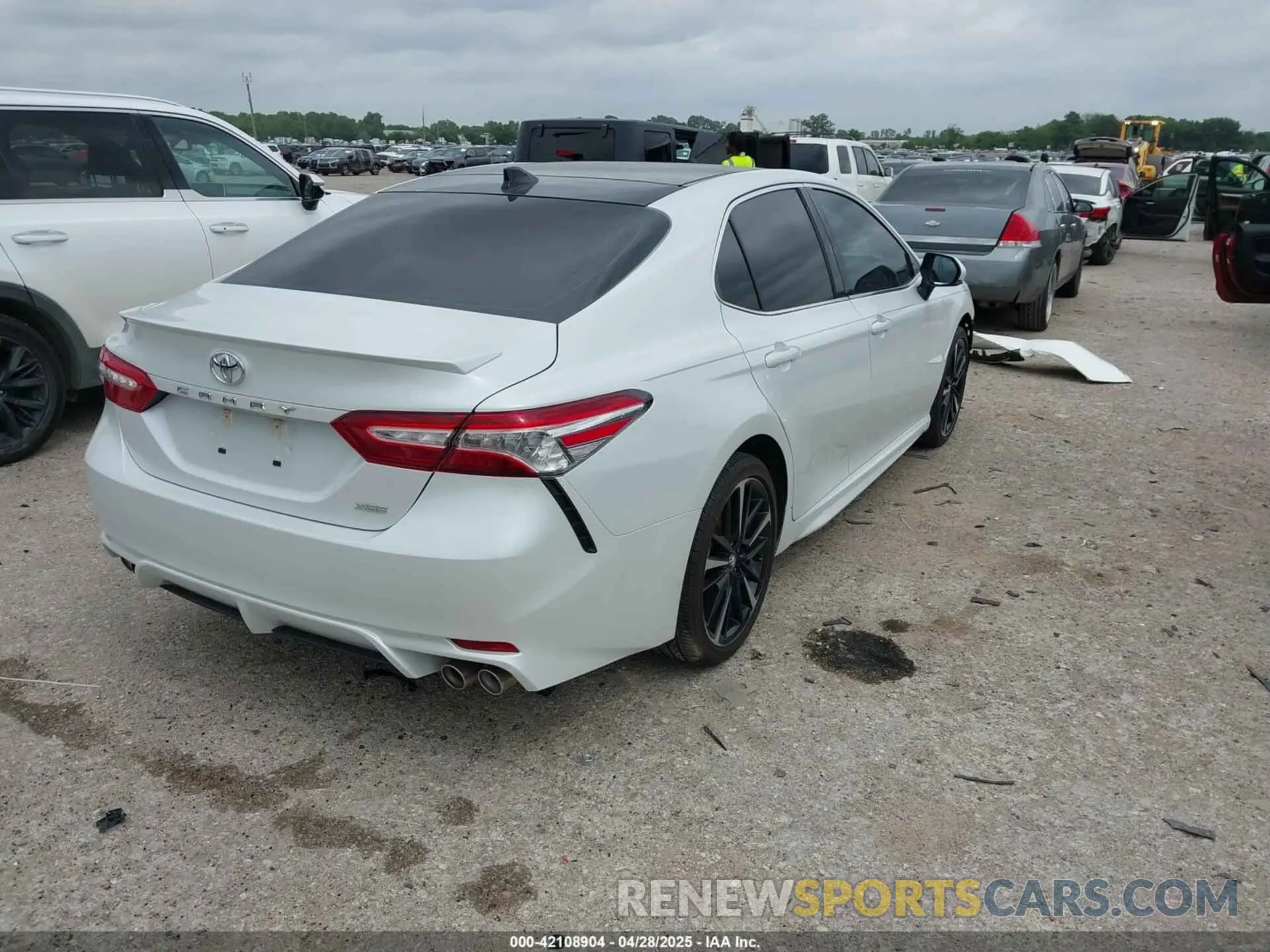 4 Photograph of a damaged car 4T1K61AKXLU889542 TOYOTA CAMRY 2020