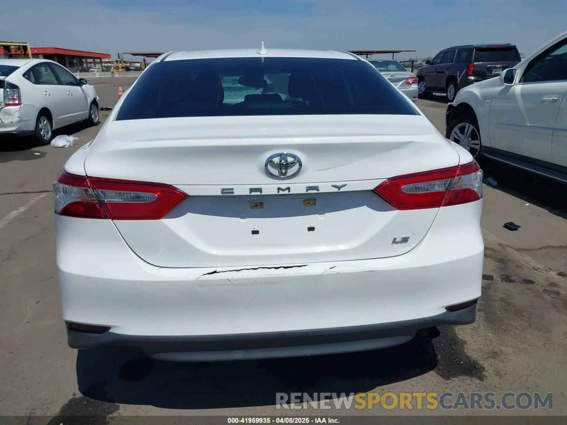 16 Photograph of a damaged car 4T1L11AK1LU899766 TOYOTA CAMRY 2020