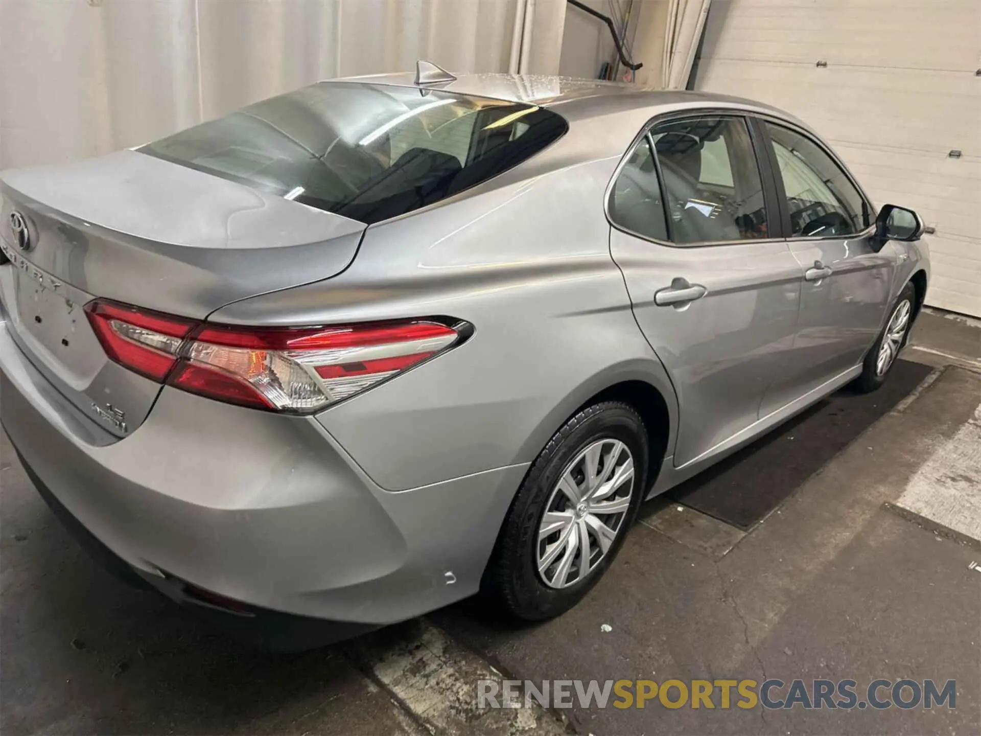 2 Photograph of a damaged car 4T1L31AK5LU537515 TOYOTA CAMRY 2020