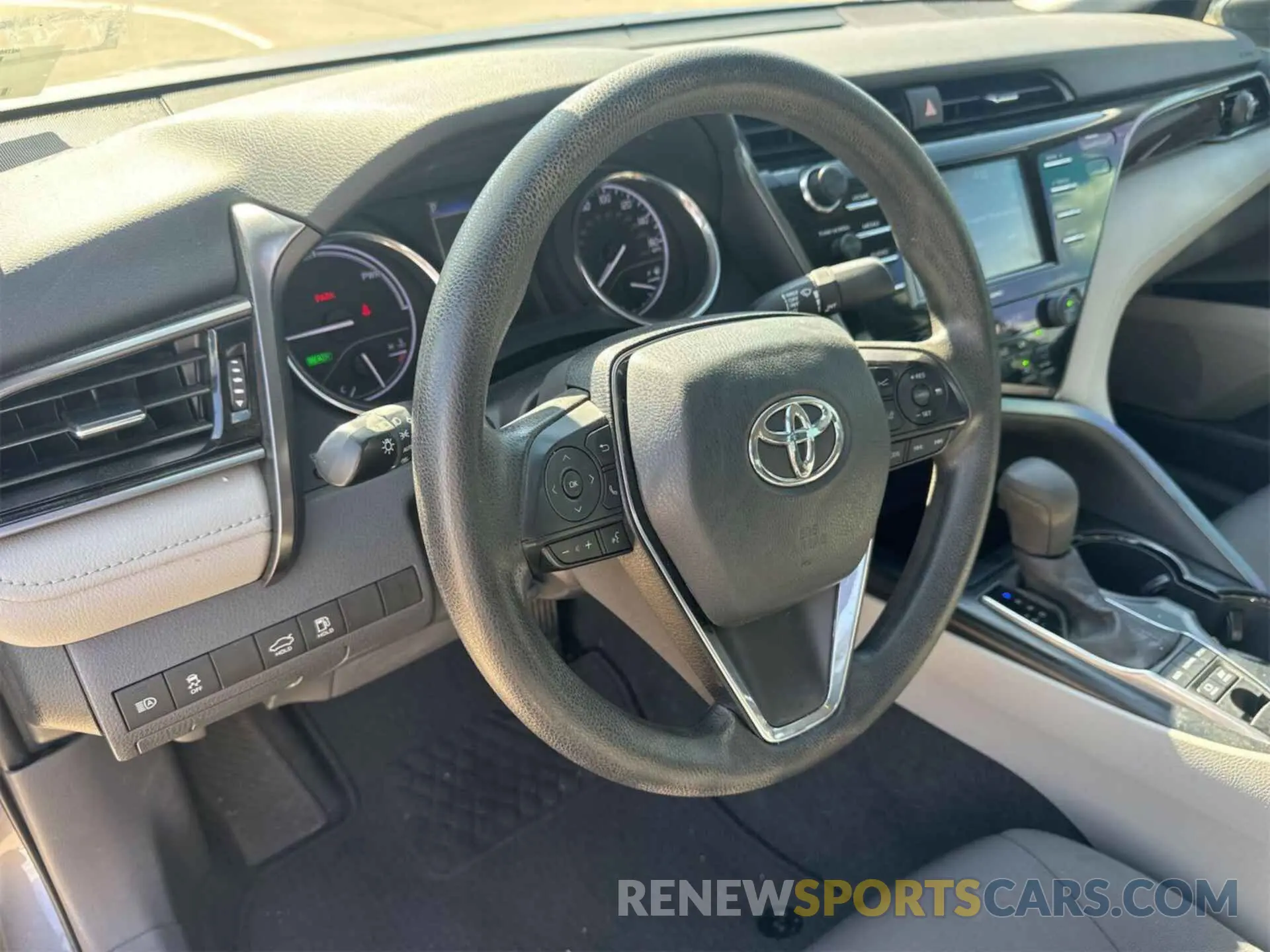 8 Photograph of a damaged car 4T1L31AK6LU015072 TOYOTA CAMRY 2020