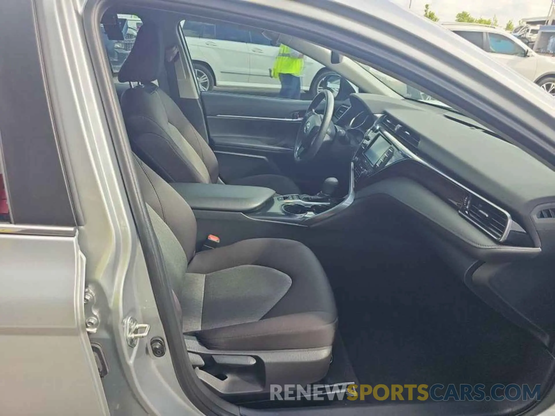 10 Photograph of a damaged car 4T1L31AK6LU015637 TOYOTA CAMRY 2020