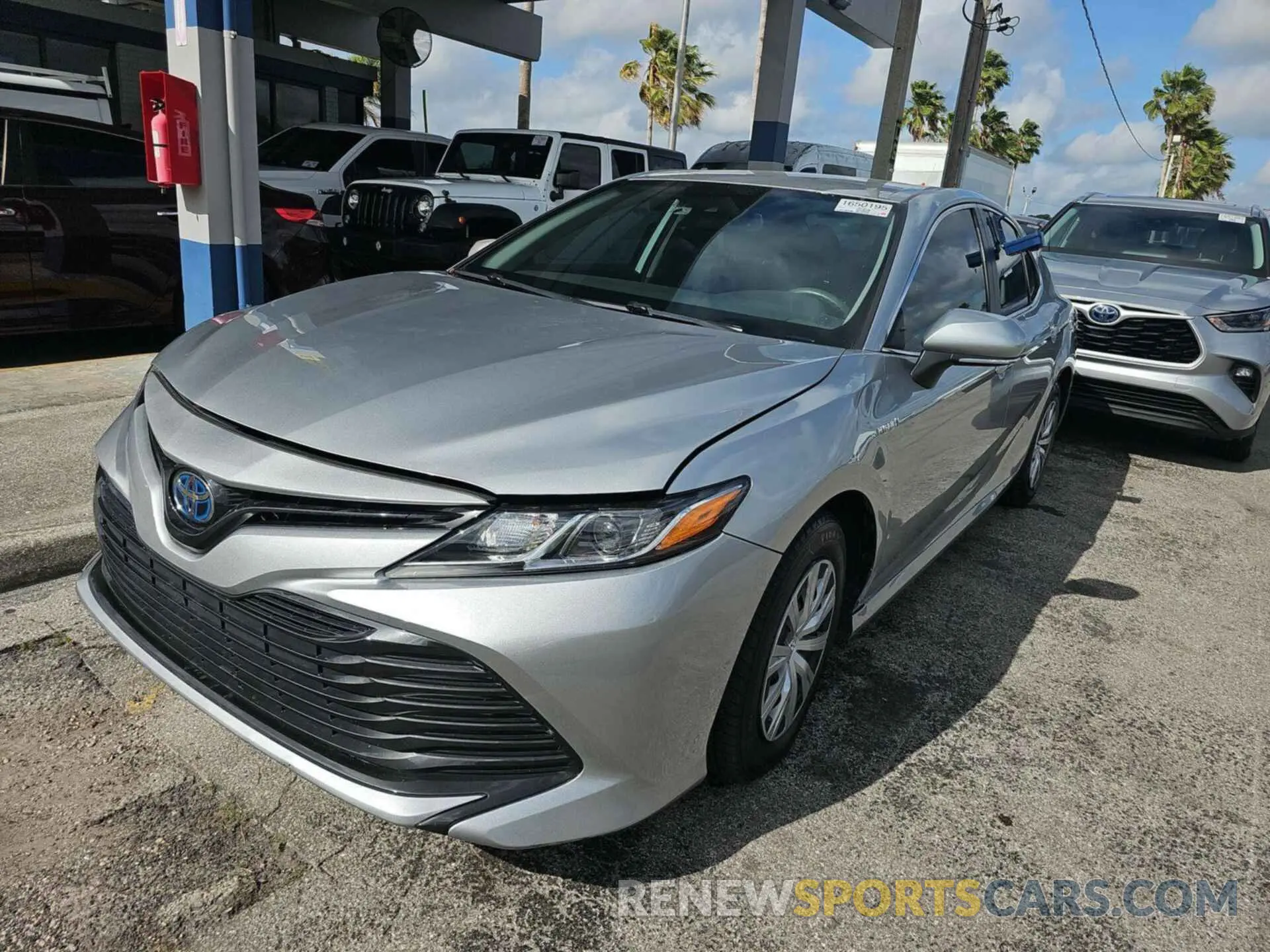 16 Photograph of a damaged car 4T1L31AK6LU015637 TOYOTA CAMRY 2020