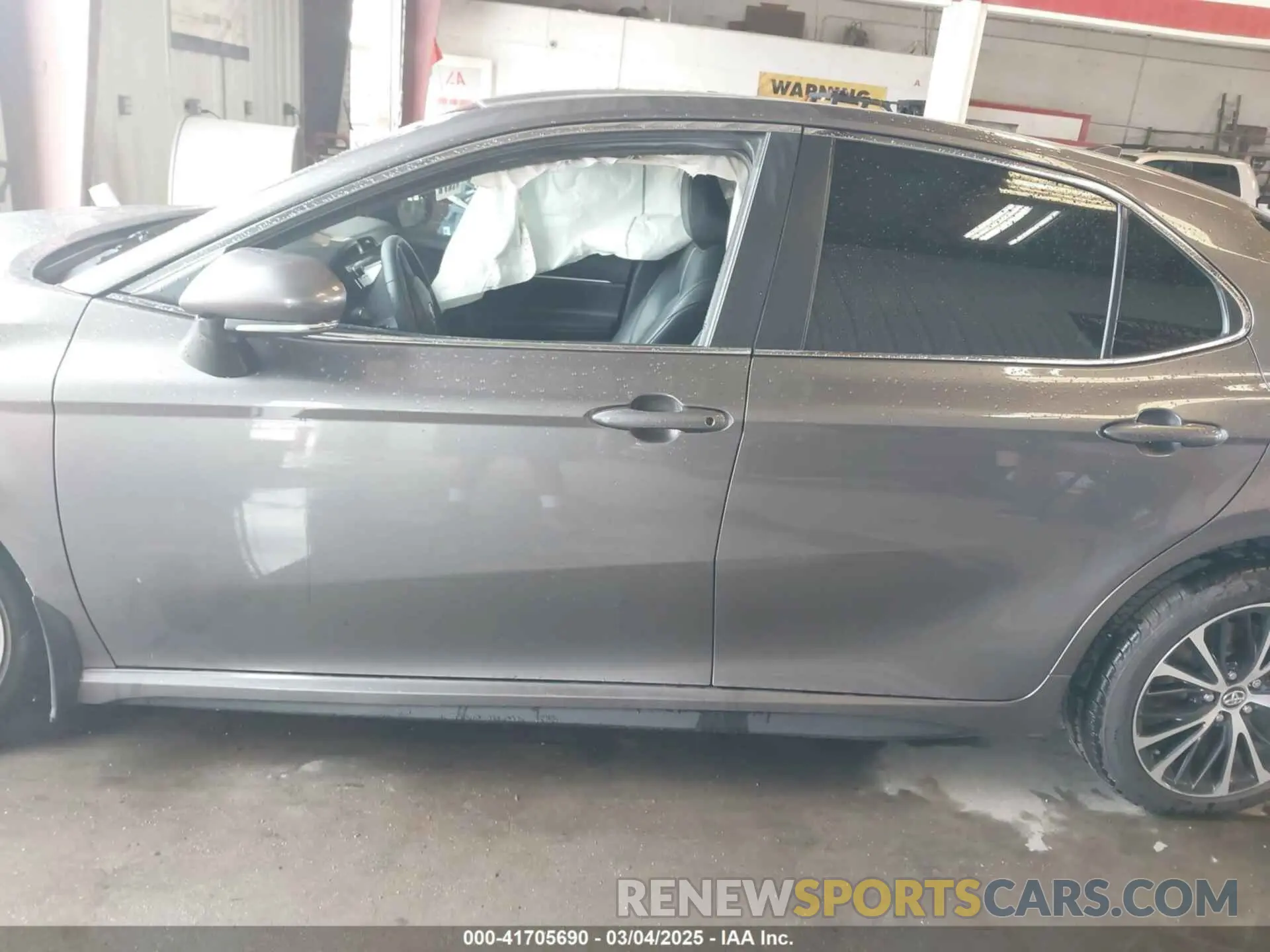 14 Photograph of a damaged car 4T1M11AK0LU911720 TOYOTA CAMRY 2020