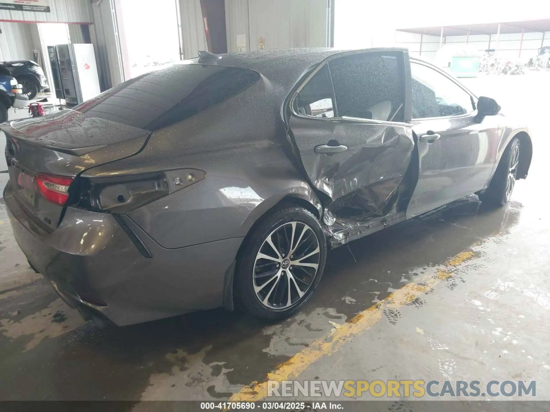 4 Photograph of a damaged car 4T1M11AK0LU911720 TOYOTA CAMRY 2020