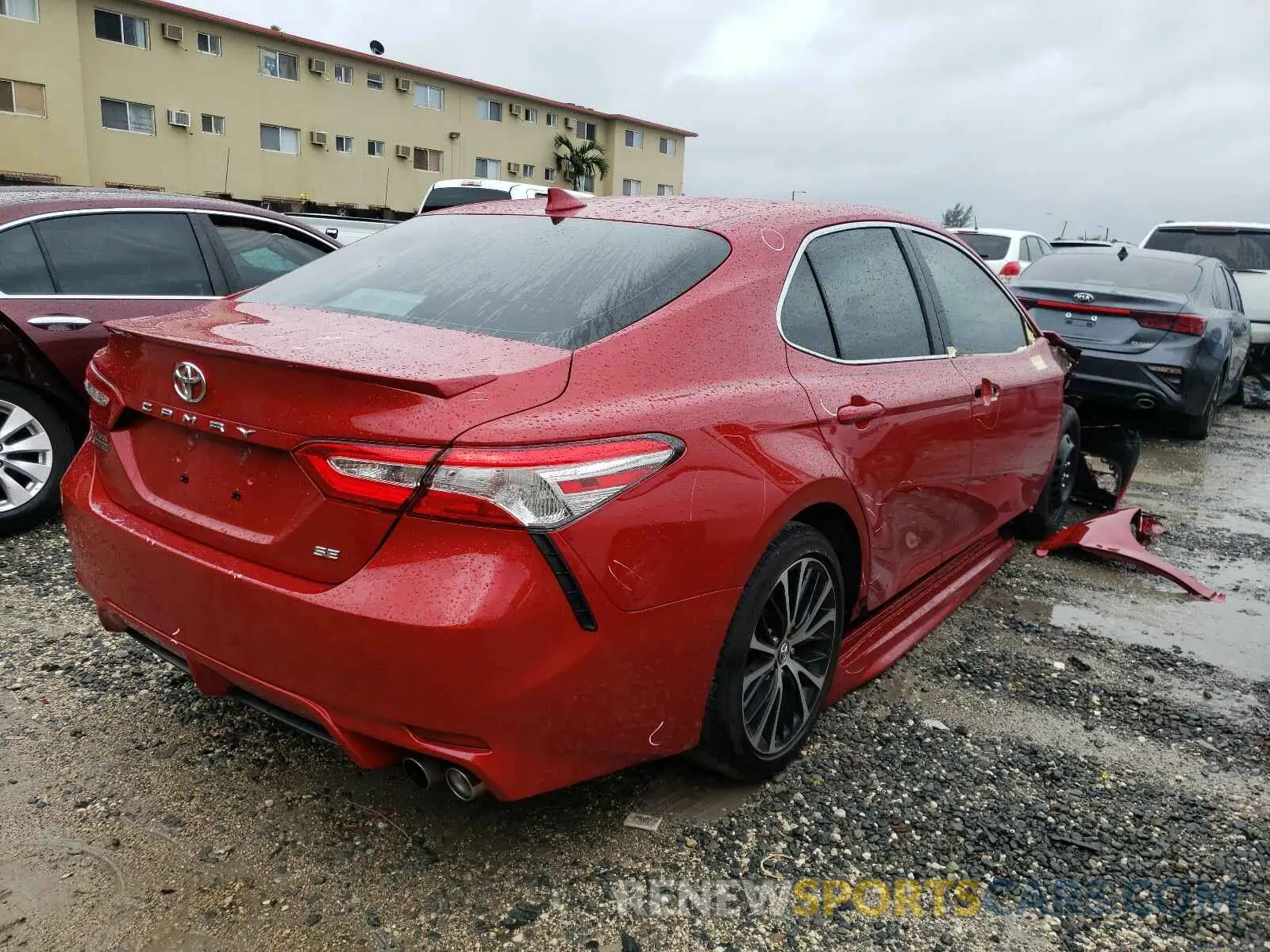 4 Photograph of a damaged car 4T1M11AK1LU320747 TOYOTA CAMRY 2020