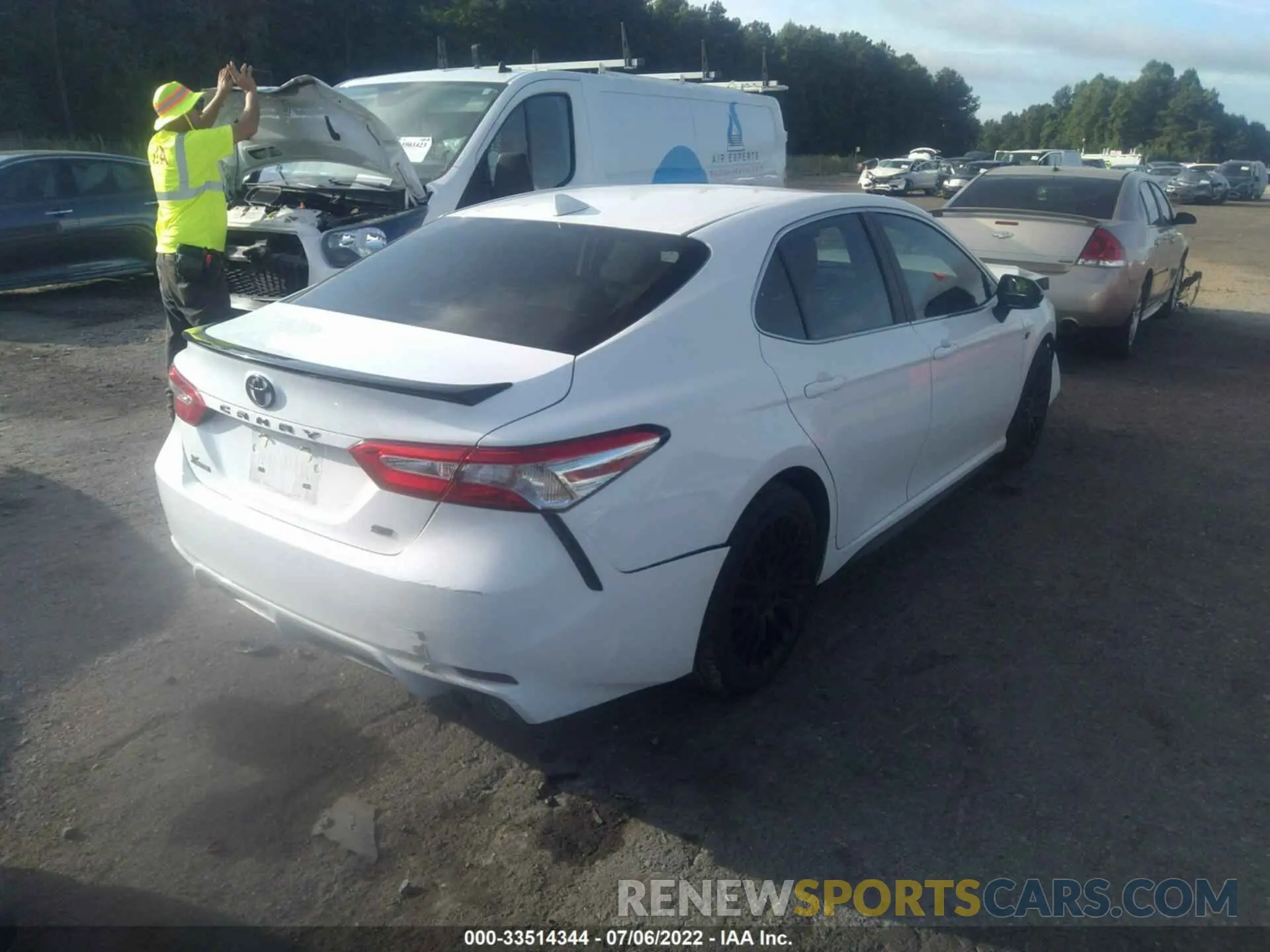 4 Photograph of a damaged car 4T1M11AK2LU966024 TOYOTA CAMRY 2020
