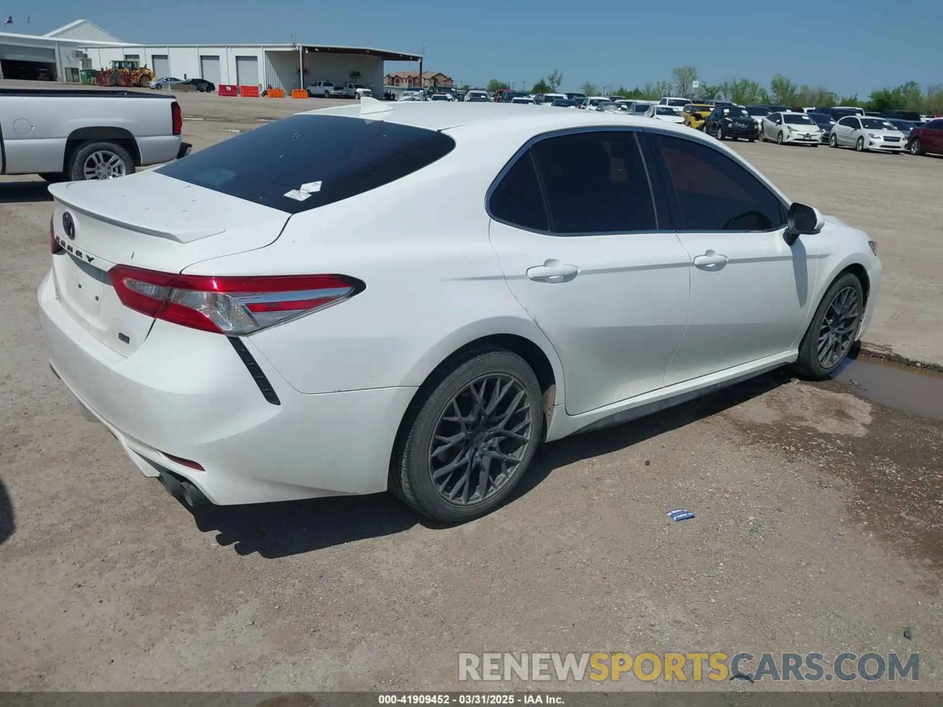 4 Фотография поврежденного автомобиля 4T1M11AK2LU978562 TOYOTA CAMRY 2020