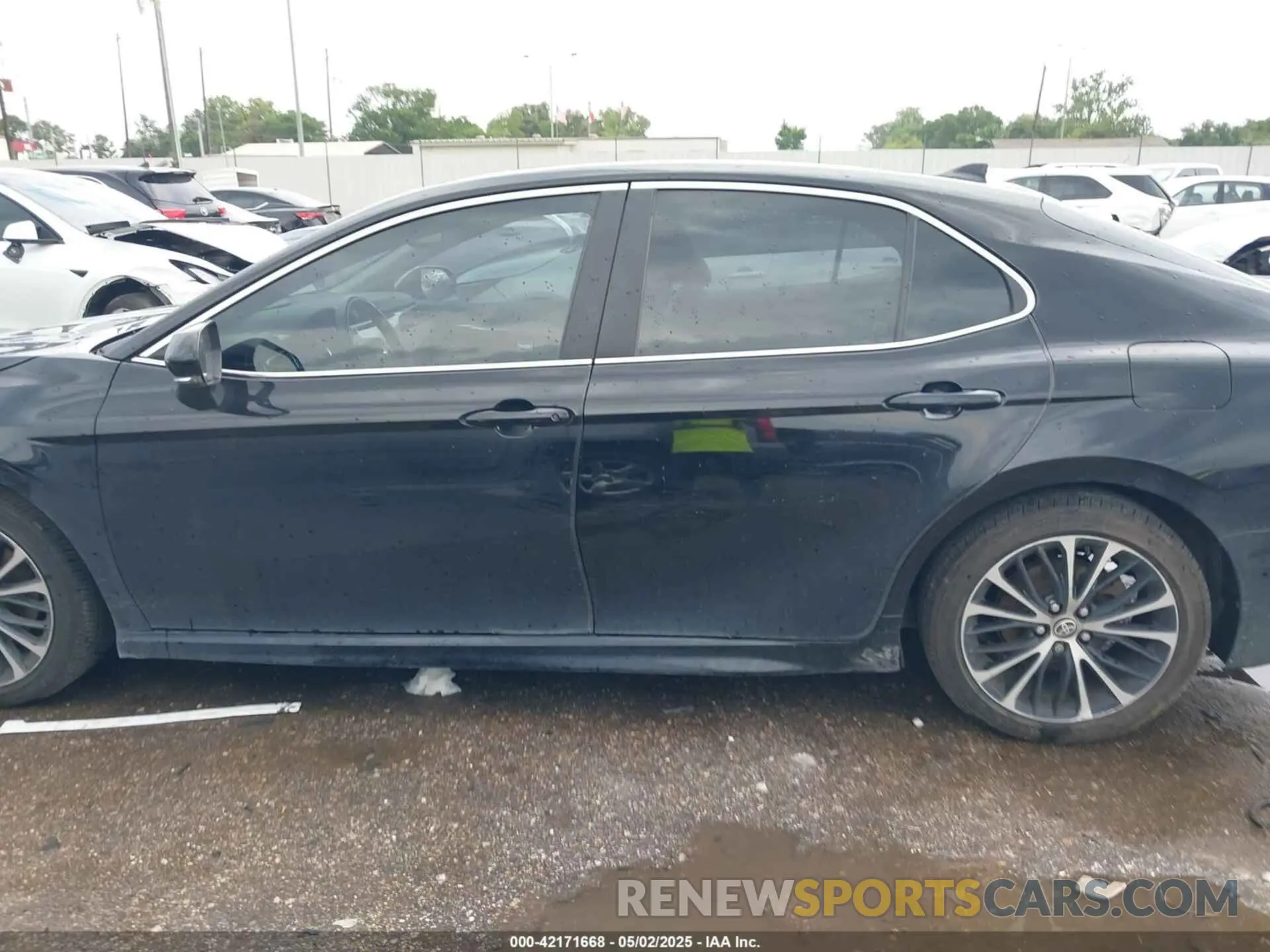 14 Photograph of a damaged car 4T1M11AK3LU390850 TOYOTA CAMRY 2020