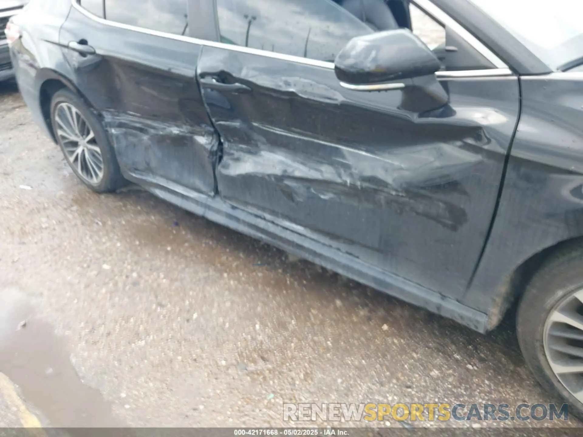 6 Photograph of a damaged car 4T1M11AK3LU390850 TOYOTA CAMRY 2020