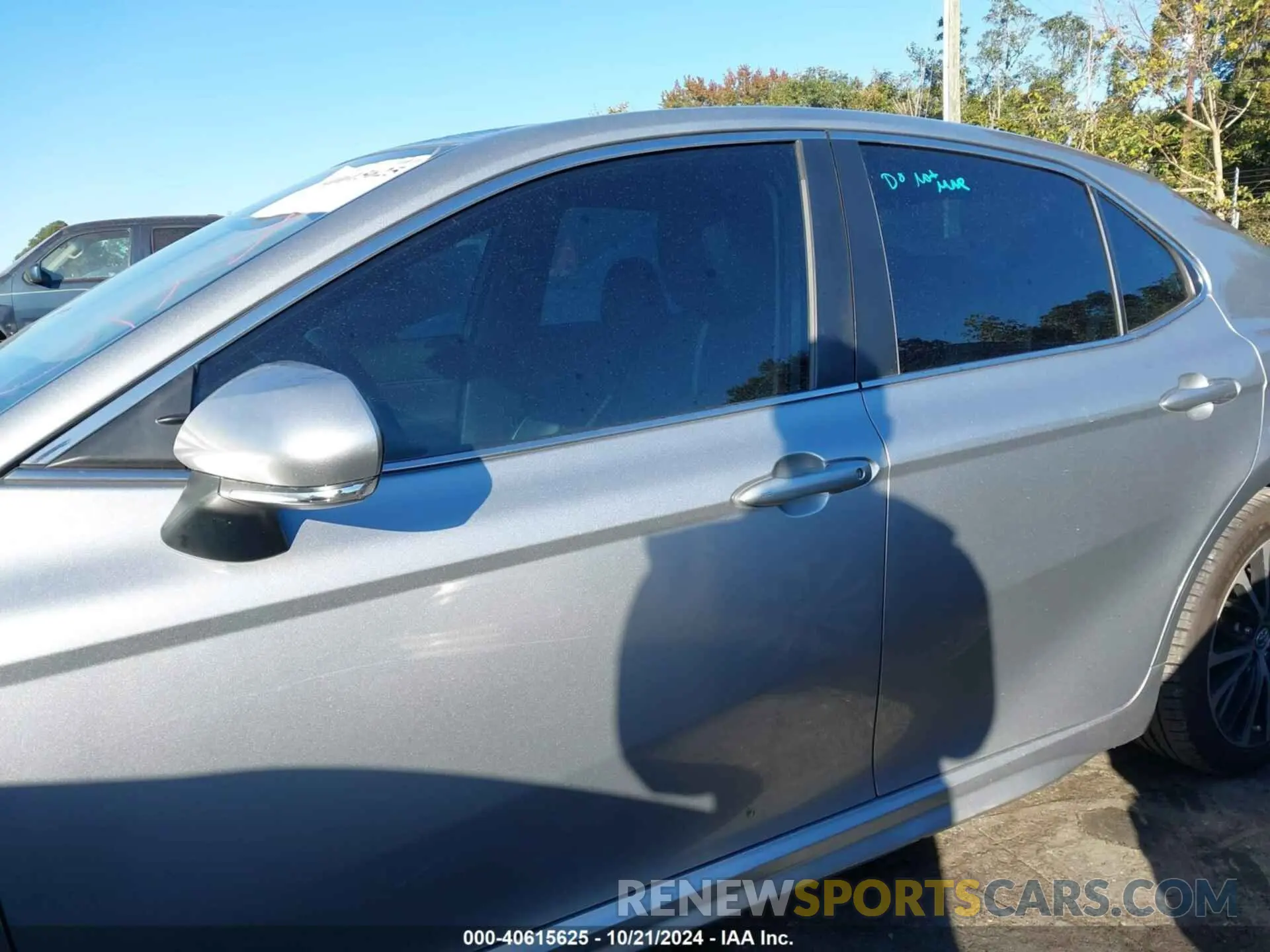 14 Photograph of a damaged car 4T1M11AK3LU872931 TOYOTA CAMRY 2020