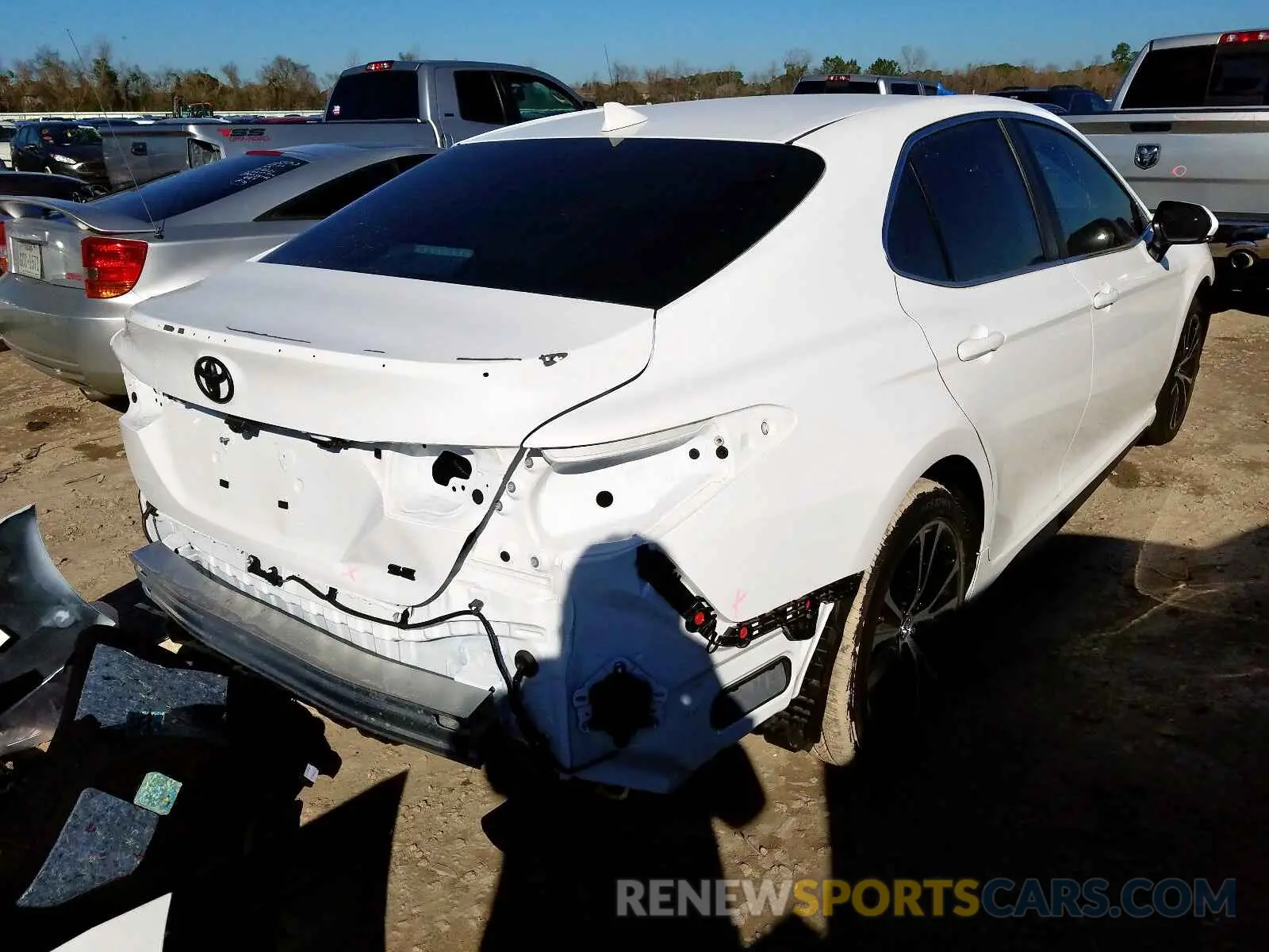 4 Photograph of a damaged car 4T1M11AK4LU325652 TOYOTA CAMRY 2020