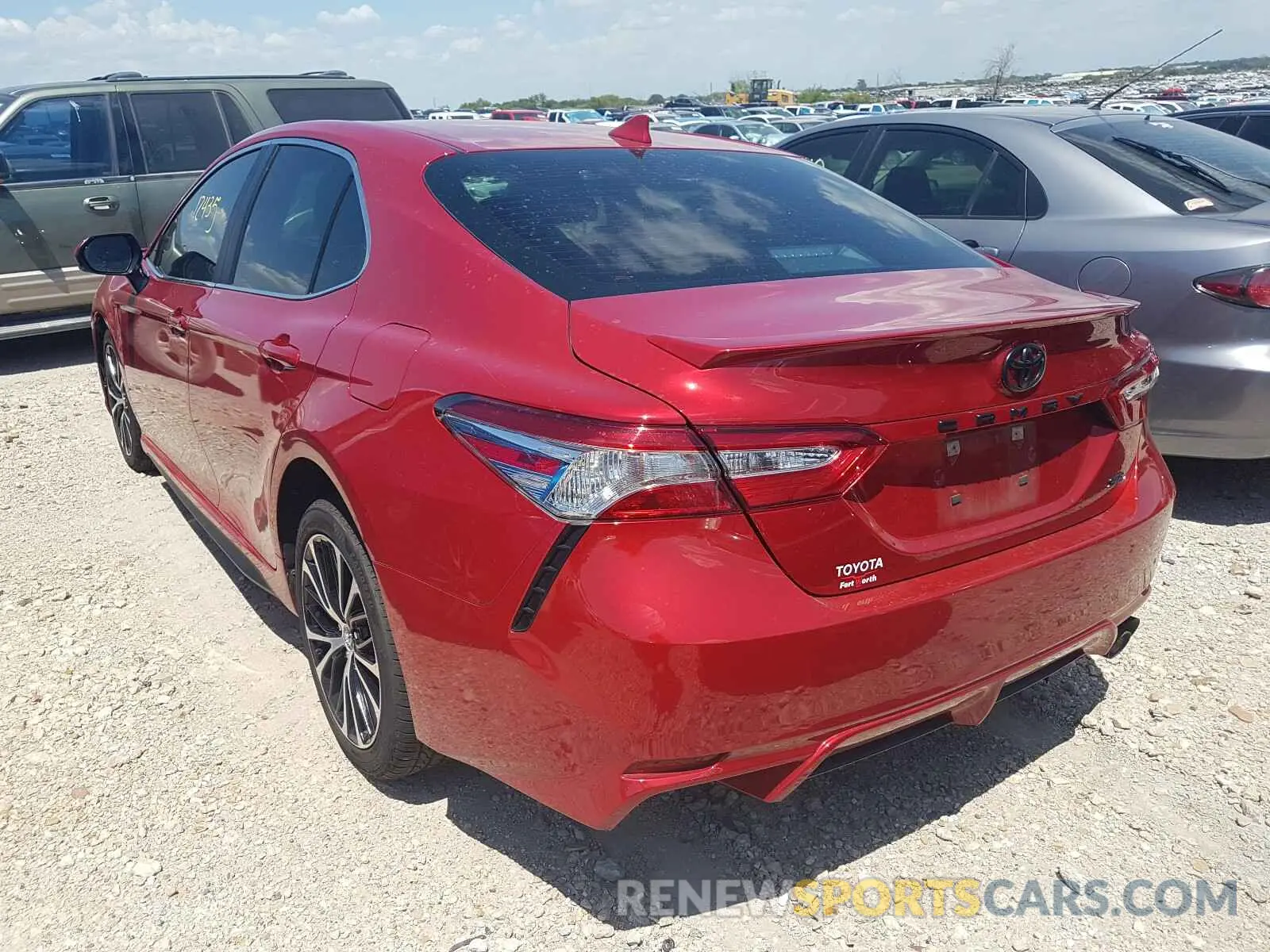 3 Photograph of a damaged car 4T1M11AK4LU330737 TOYOTA CAMRY 2020