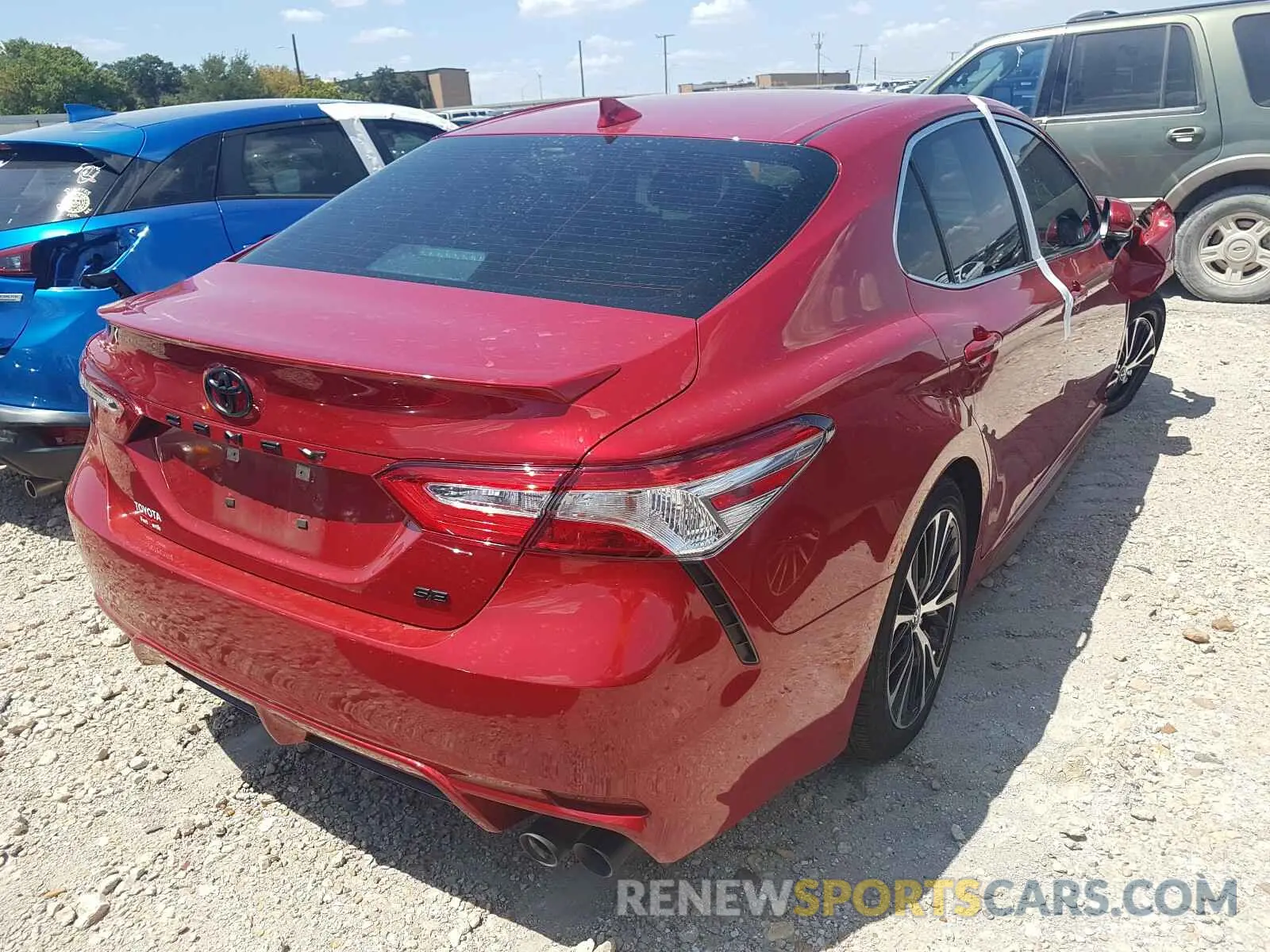 4 Photograph of a damaged car 4T1M11AK4LU330737 TOYOTA CAMRY 2020