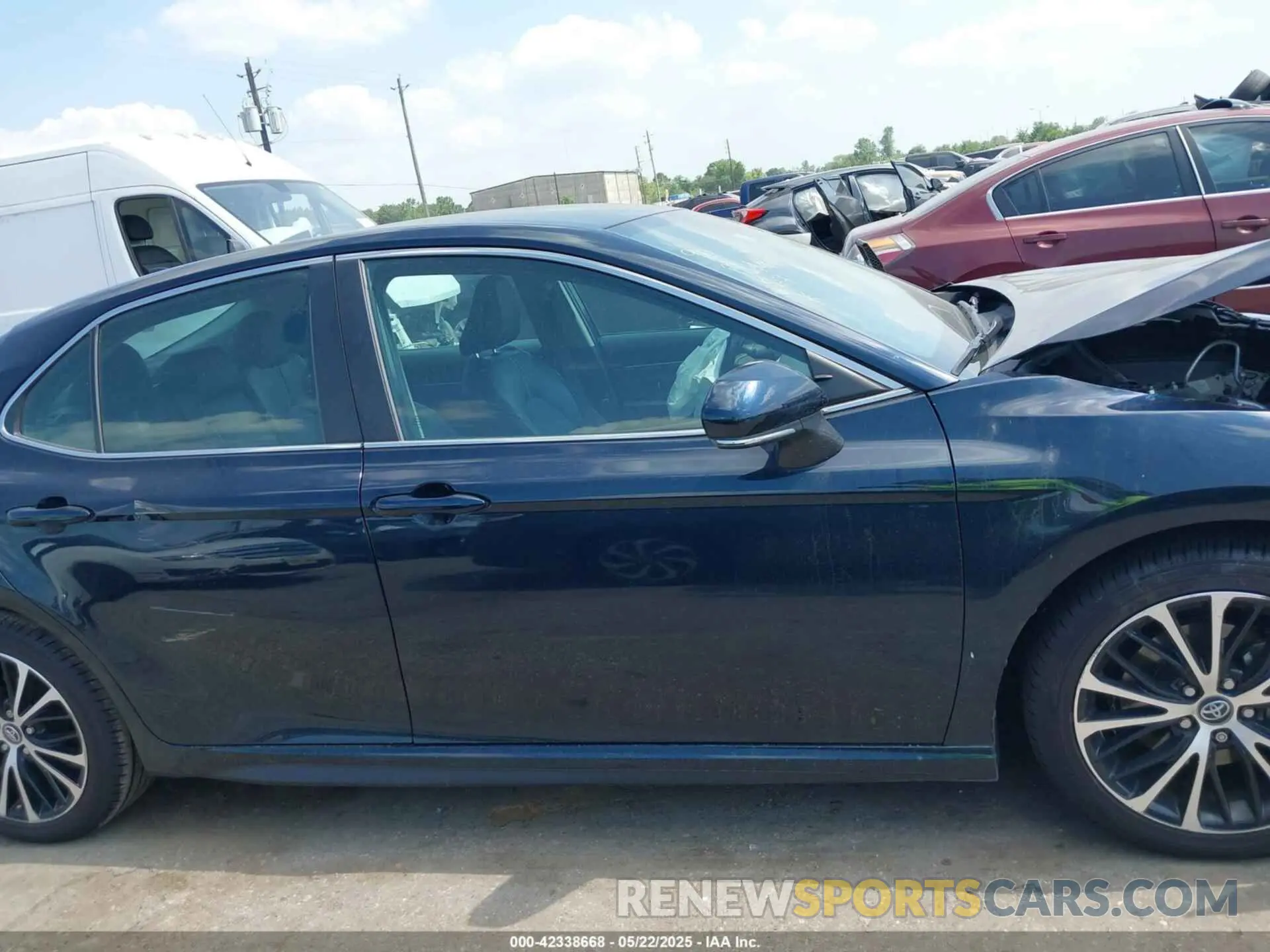 13 Photograph of a damaged car 4T1M11AK8LU913988 TOYOTA CAMRY 2020