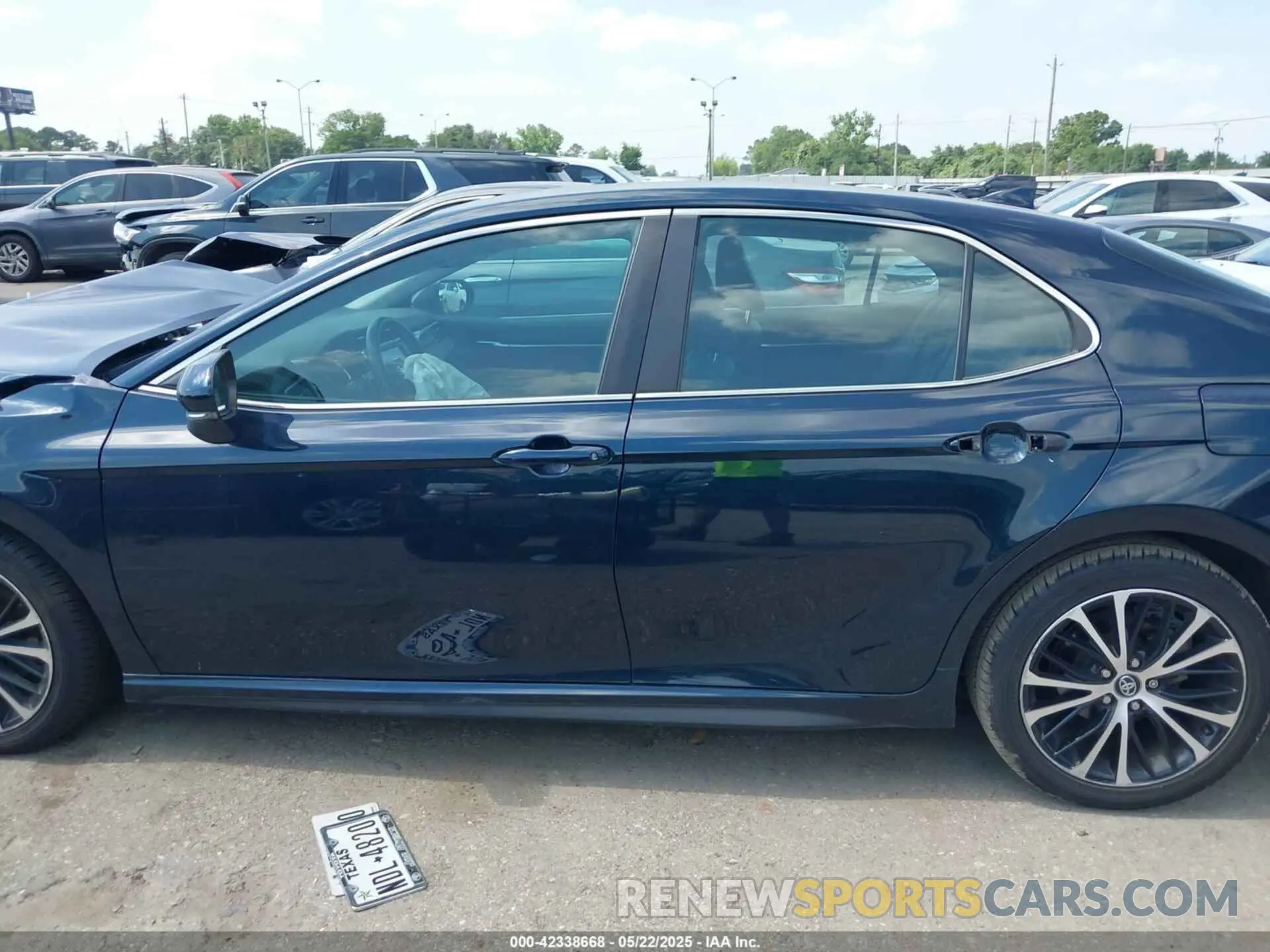 14 Photograph of a damaged car 4T1M11AK8LU913988 TOYOTA CAMRY 2020