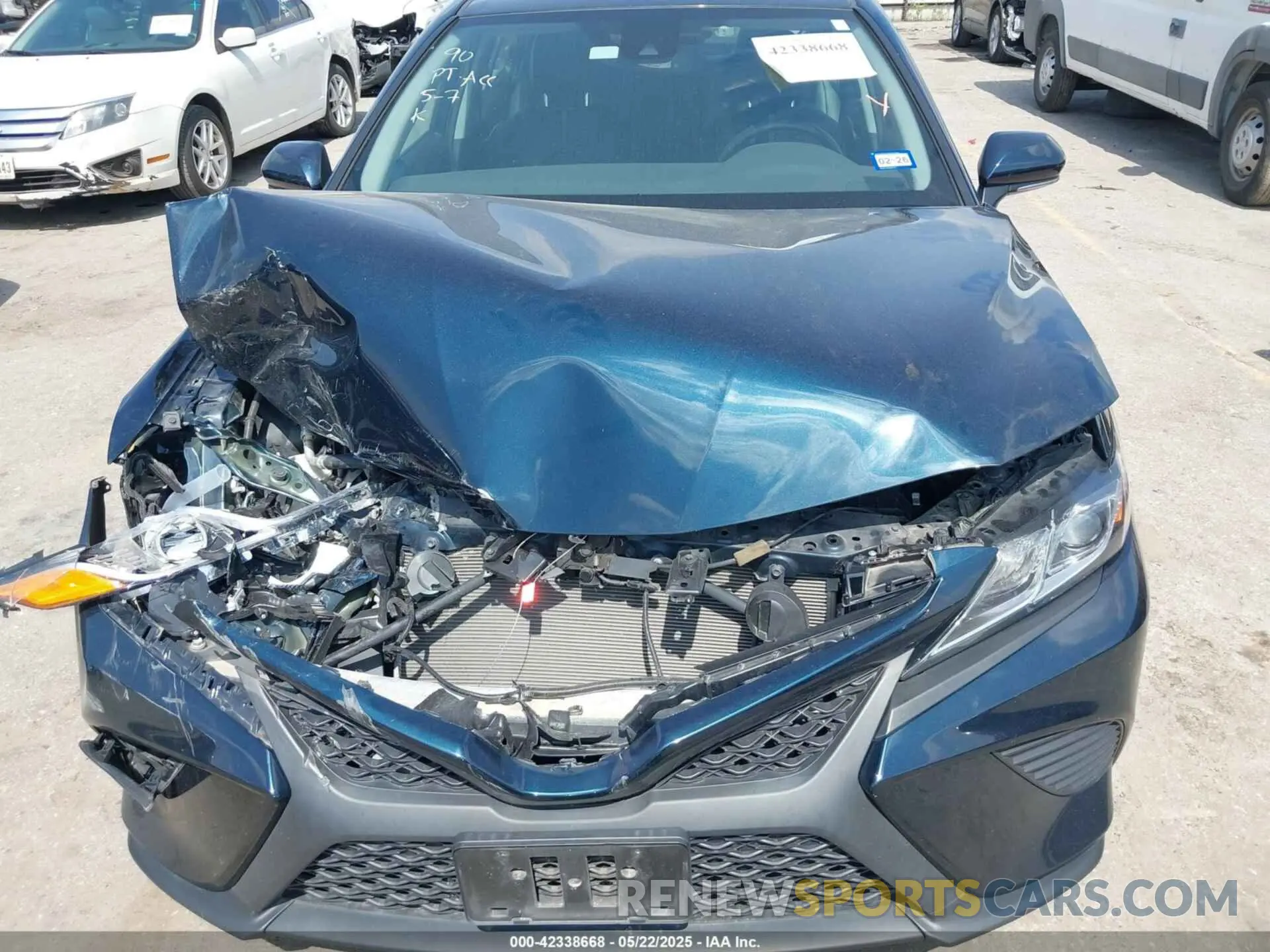 6 Photograph of a damaged car 4T1M11AK8LU913988 TOYOTA CAMRY 2020