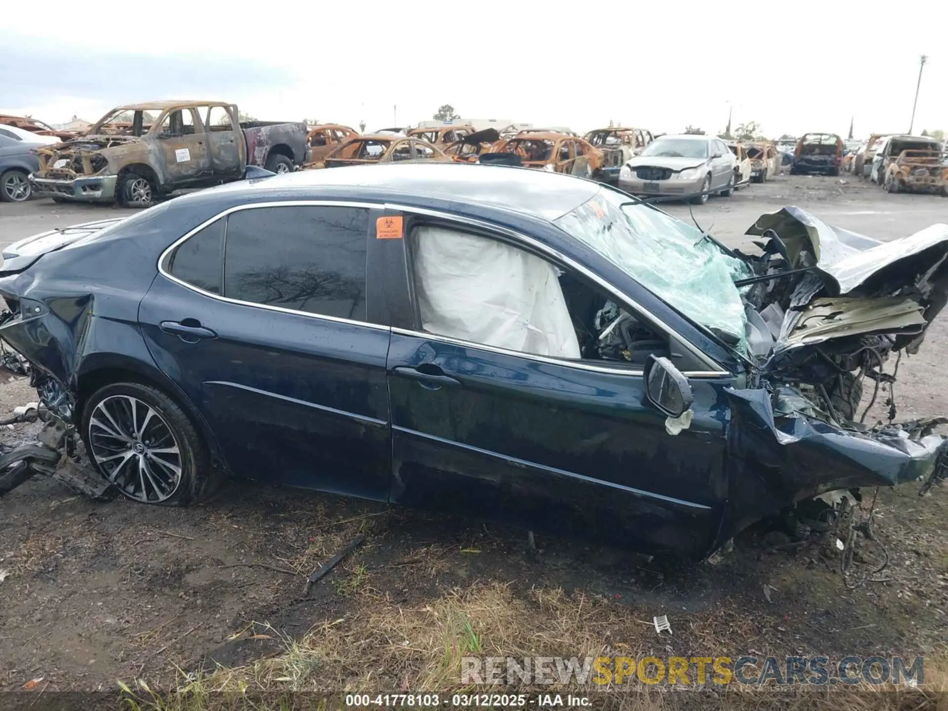13 Photograph of a damaged car 4T1M11AK8LU937109 TOYOTA CAMRY 2020