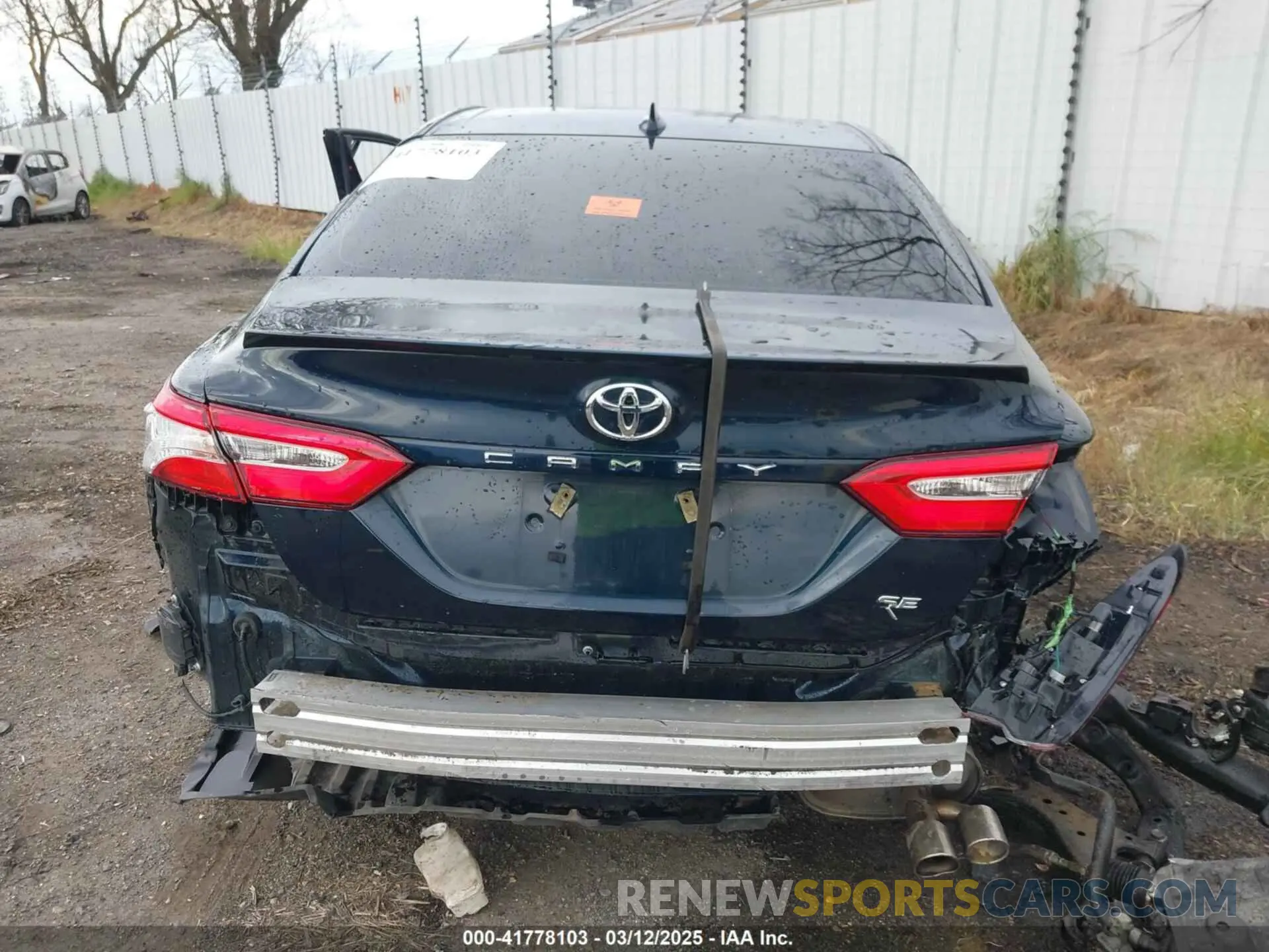 16 Photograph of a damaged car 4T1M11AK8LU937109 TOYOTA CAMRY 2020