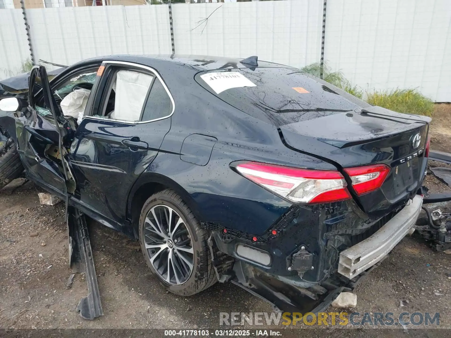 19 Photograph of a damaged car 4T1M11AK8LU937109 TOYOTA CAMRY 2020