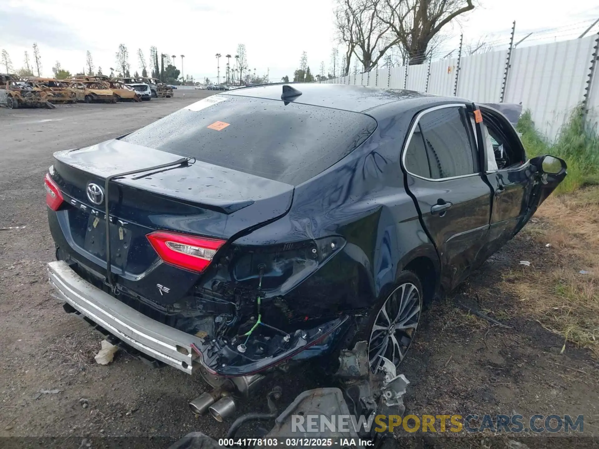 4 Photograph of a damaged car 4T1M11AK8LU937109 TOYOTA CAMRY 2020
