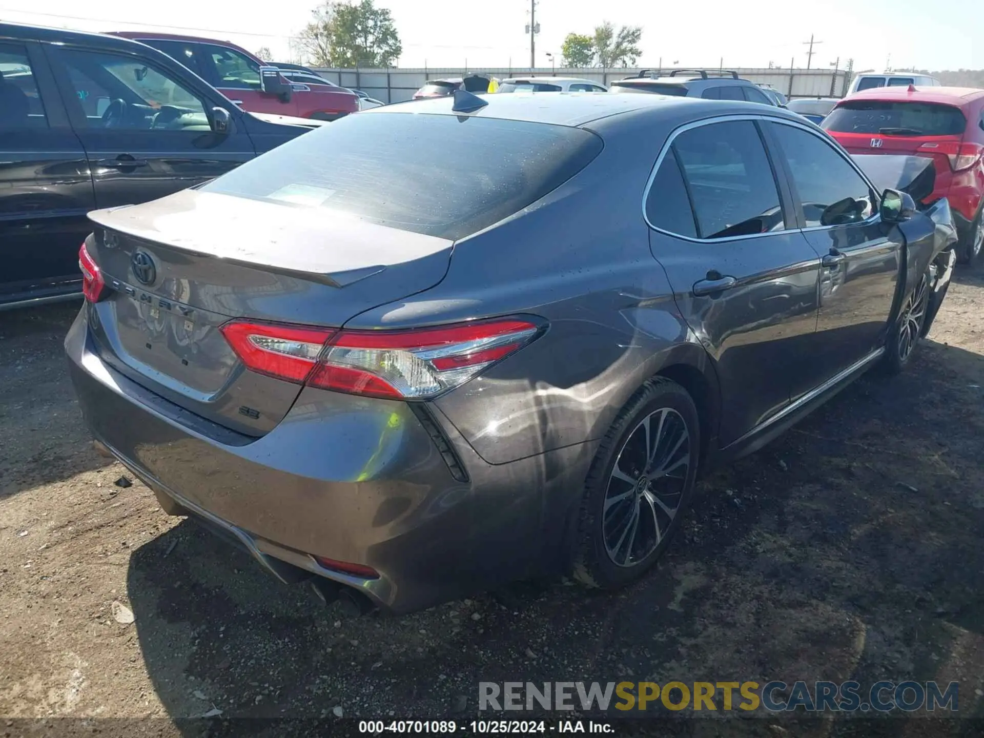 4 Photograph of a damaged car 4T1M11AK9LU975884 TOYOTA CAMRY 2020