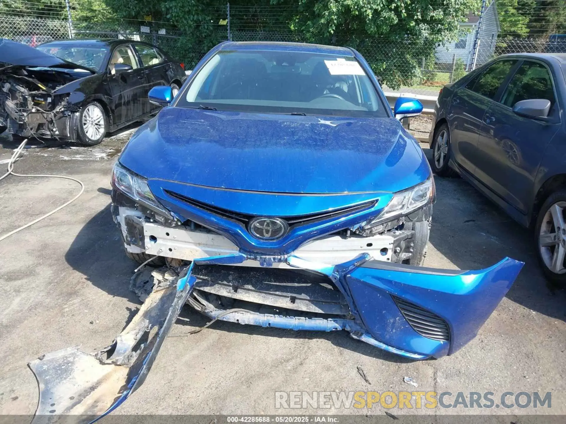12 Photograph of a damaged car 4T1M11AKXLU394541 TOYOTA CAMRY 2020