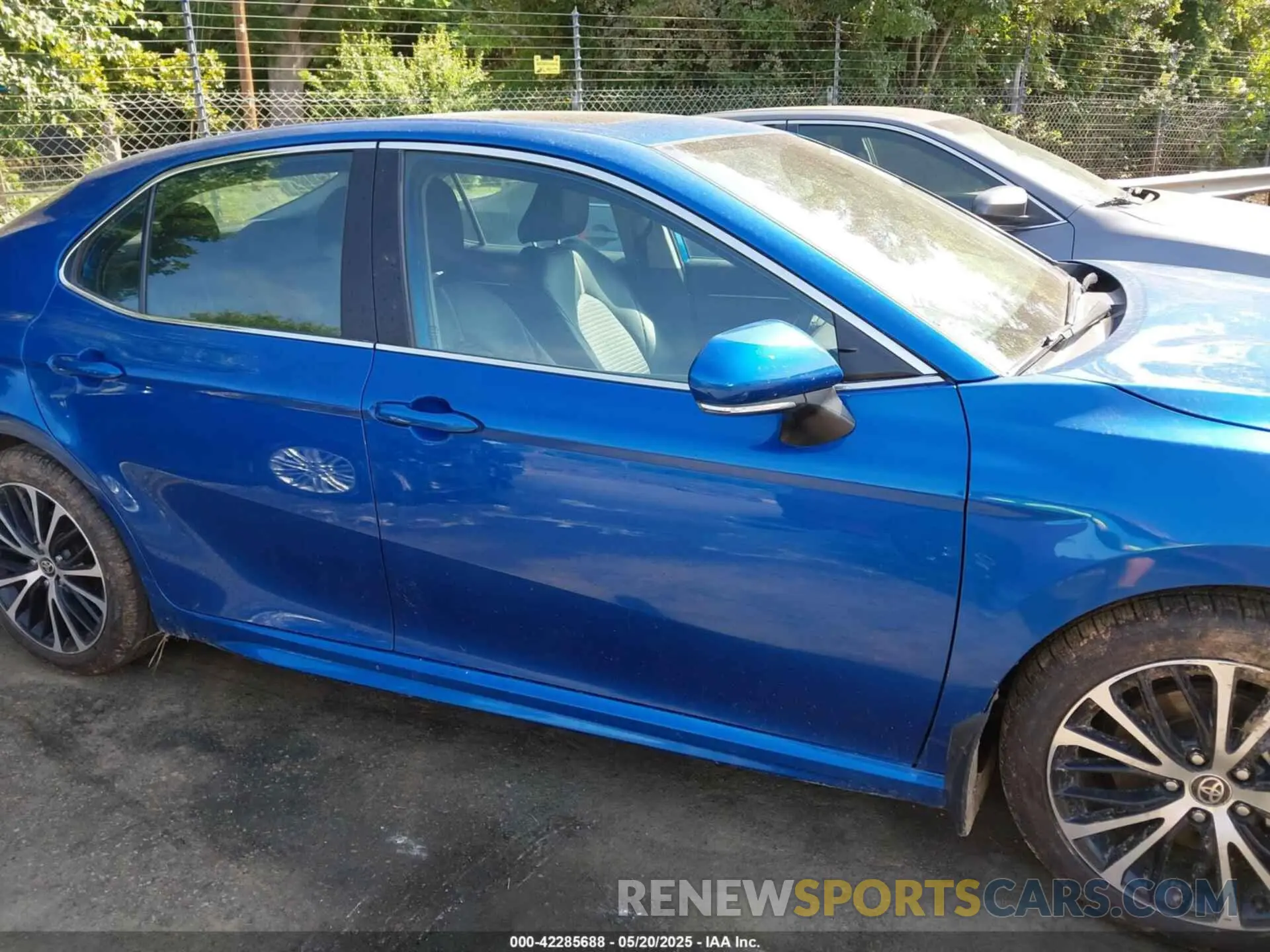 13 Photograph of a damaged car 4T1M11AKXLU394541 TOYOTA CAMRY 2020