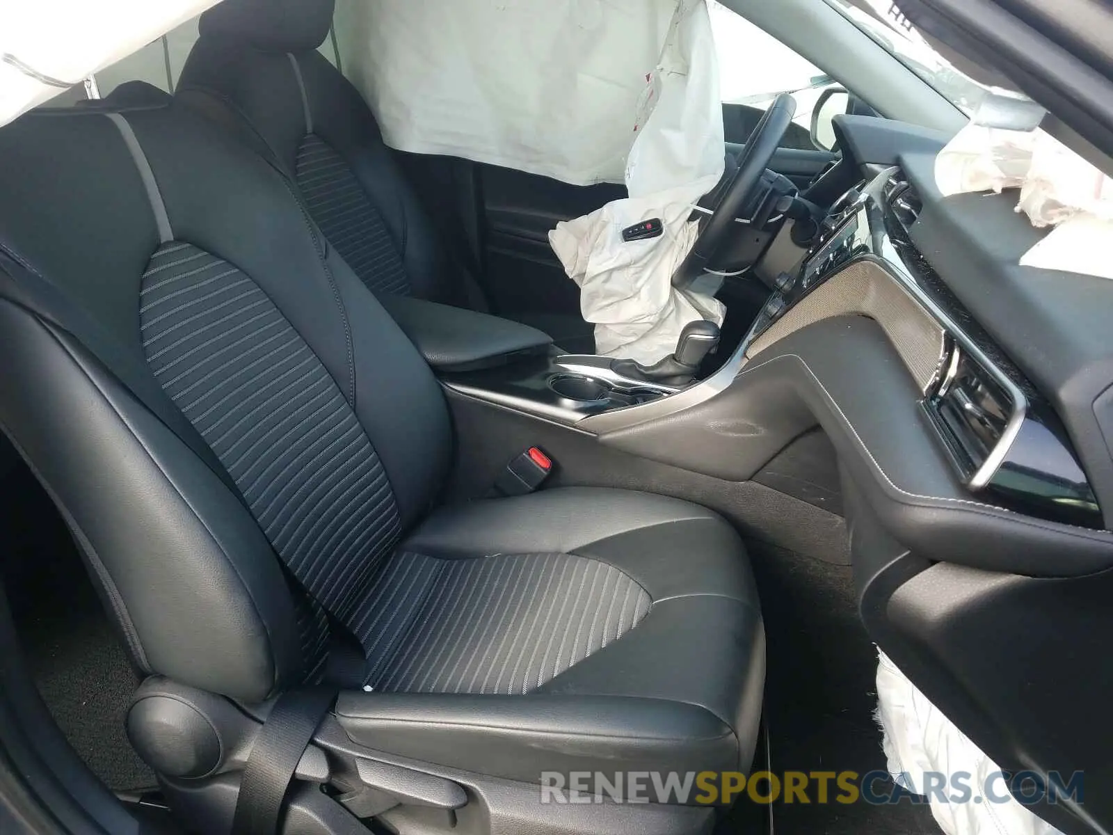 5 Photograph of a damaged car 4T1M11AKXLU925558 TOYOTA CAMRY 2020