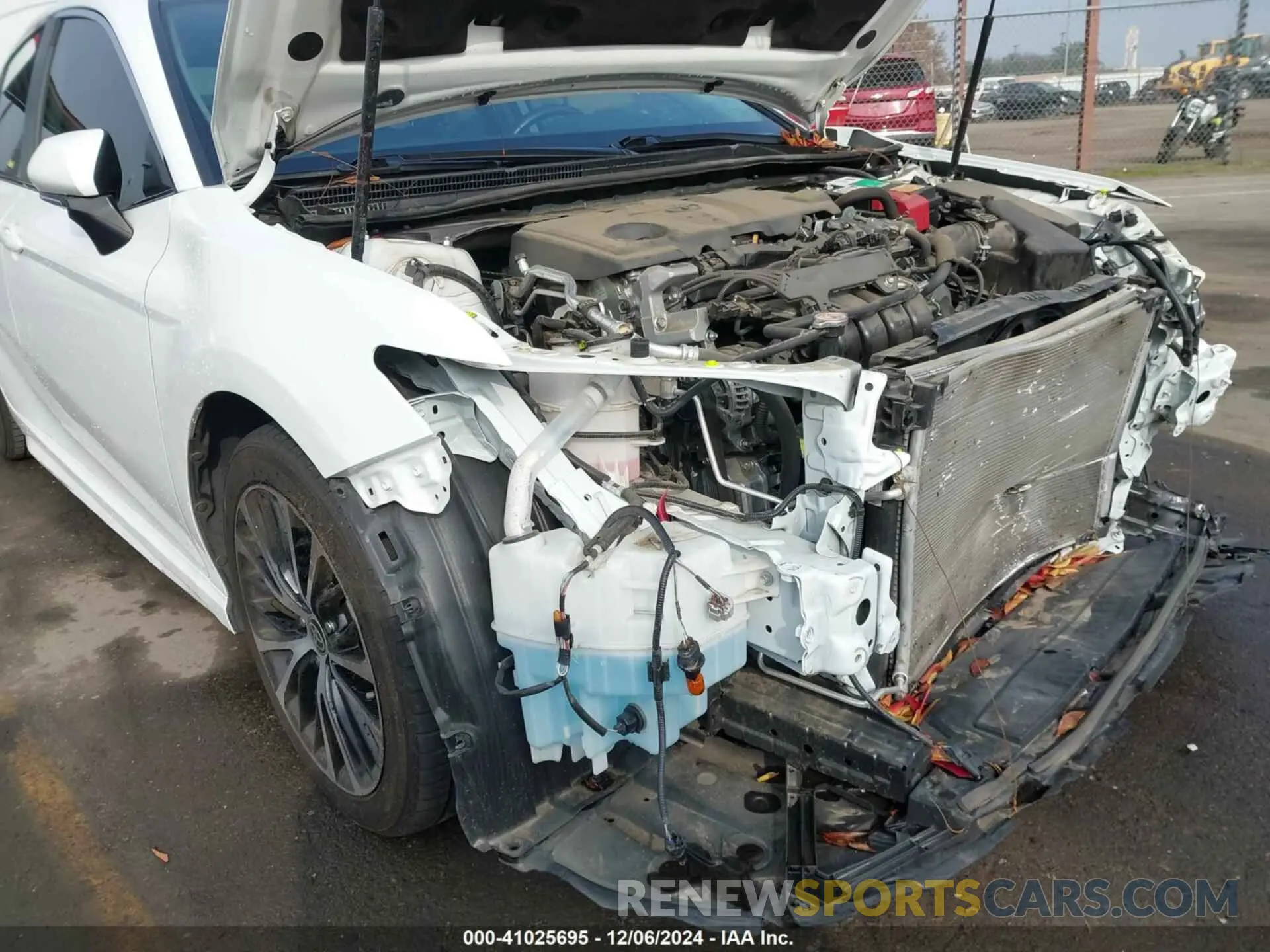 18 Photograph of a damaged car 4T1M11BK2LU019032 TOYOTA CAMRY 2020