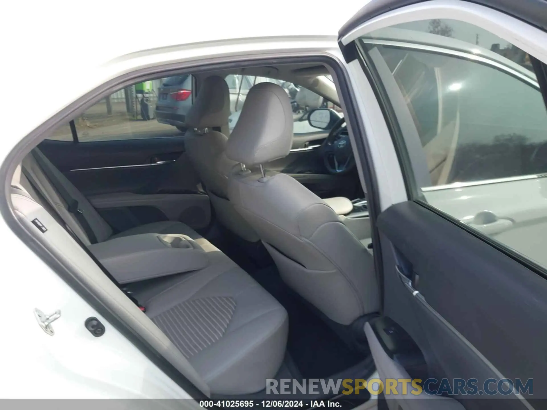 8 Photograph of a damaged car 4T1M11BK2LU019032 TOYOTA CAMRY 2020