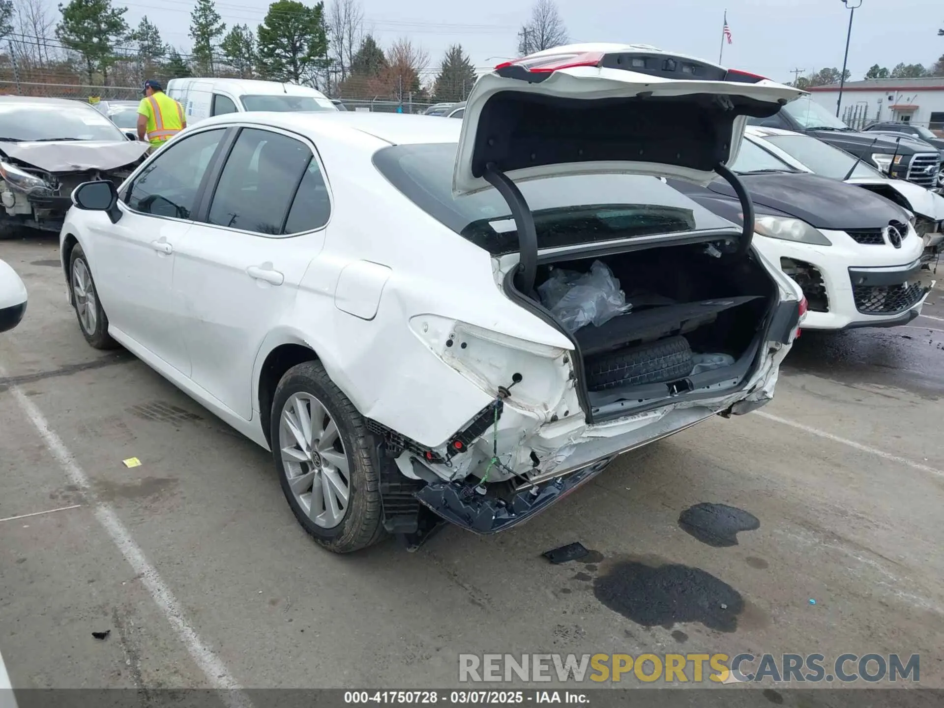 3 Фотография поврежденного автомобиля 4T1C11AK3MU457038 TOYOTA CAMRY 2021