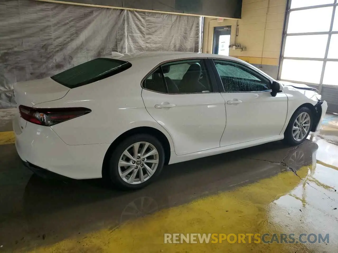 3 Фотография поврежденного автомобиля 4T1C11AK3MU571802 TOYOTA CAMRY 2021
