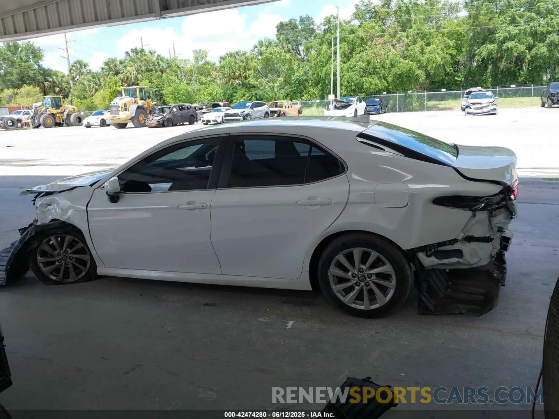 14 Photograph of a damaged car 4T1C11AK6MU580090 TOYOTA CAMRY 2021