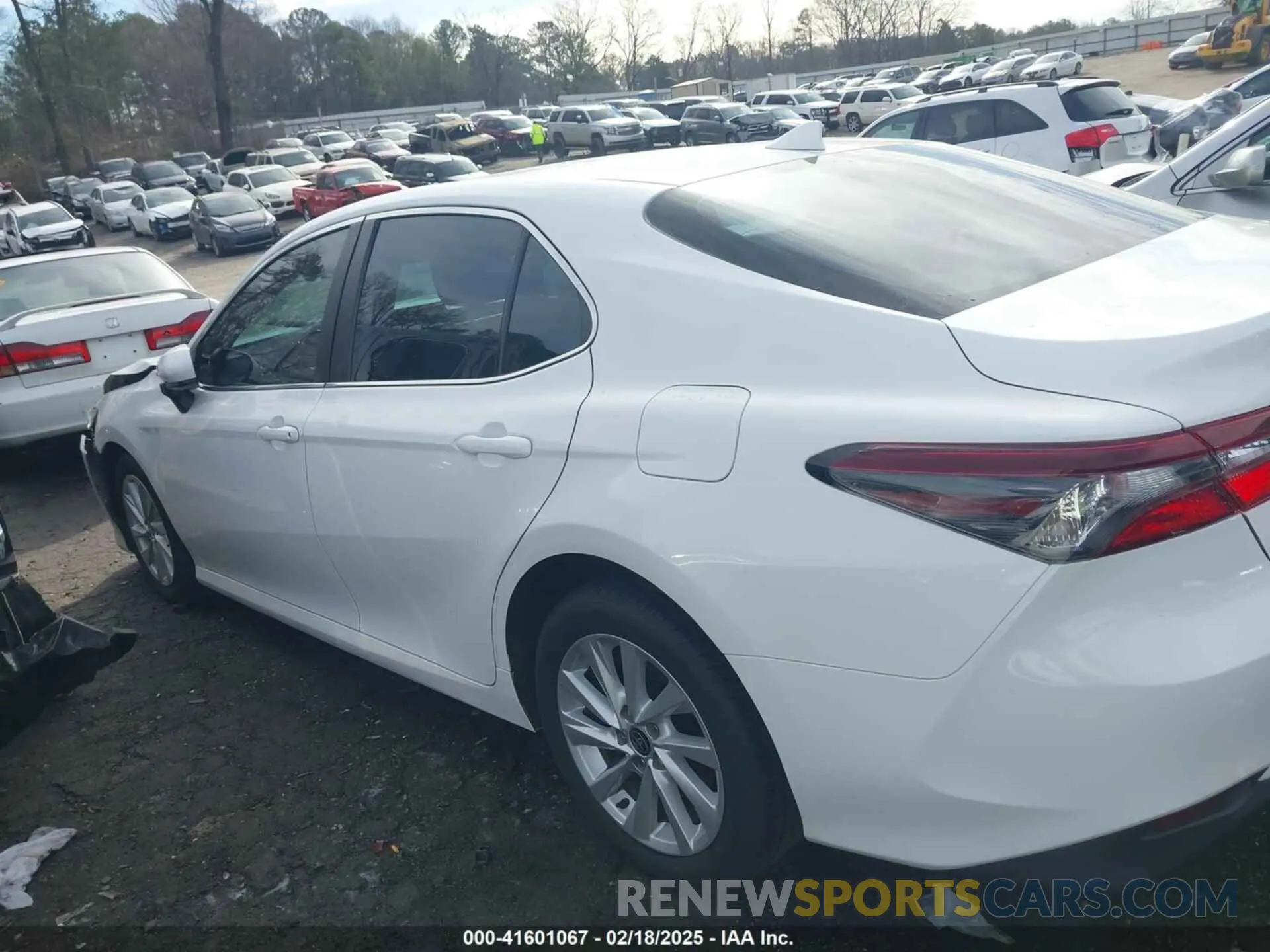 14 Photograph of a damaged car 4T1C11AK9MU581752 TOYOTA CAMRY 2021