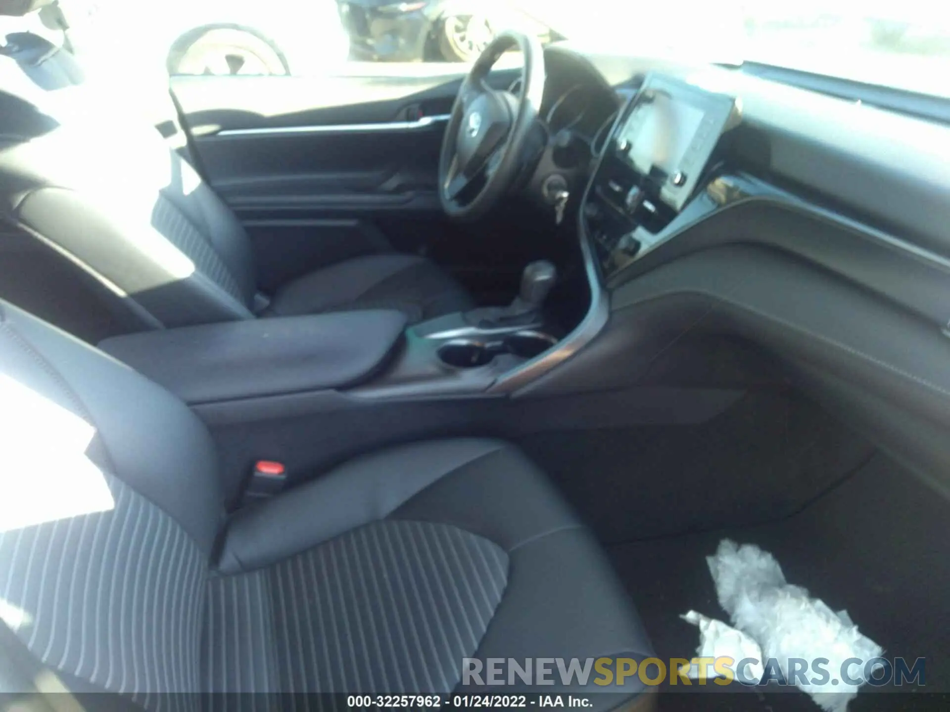 5 Фотография поврежденного автомобиля 4T1G11AK1MU428218 TOYOTA CAMRY 2021