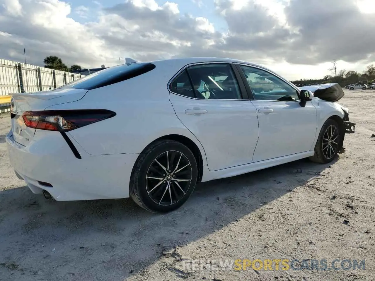 3 Фотография поврежденного автомобиля 4T1G11AK4MU487098 TOYOTA CAMRY 2021