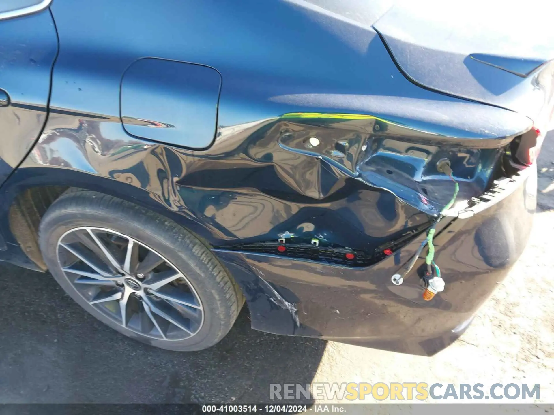 19 Photograph of a damaged car 4T1G11AK6MU595075 TOYOTA CAMRY 2021