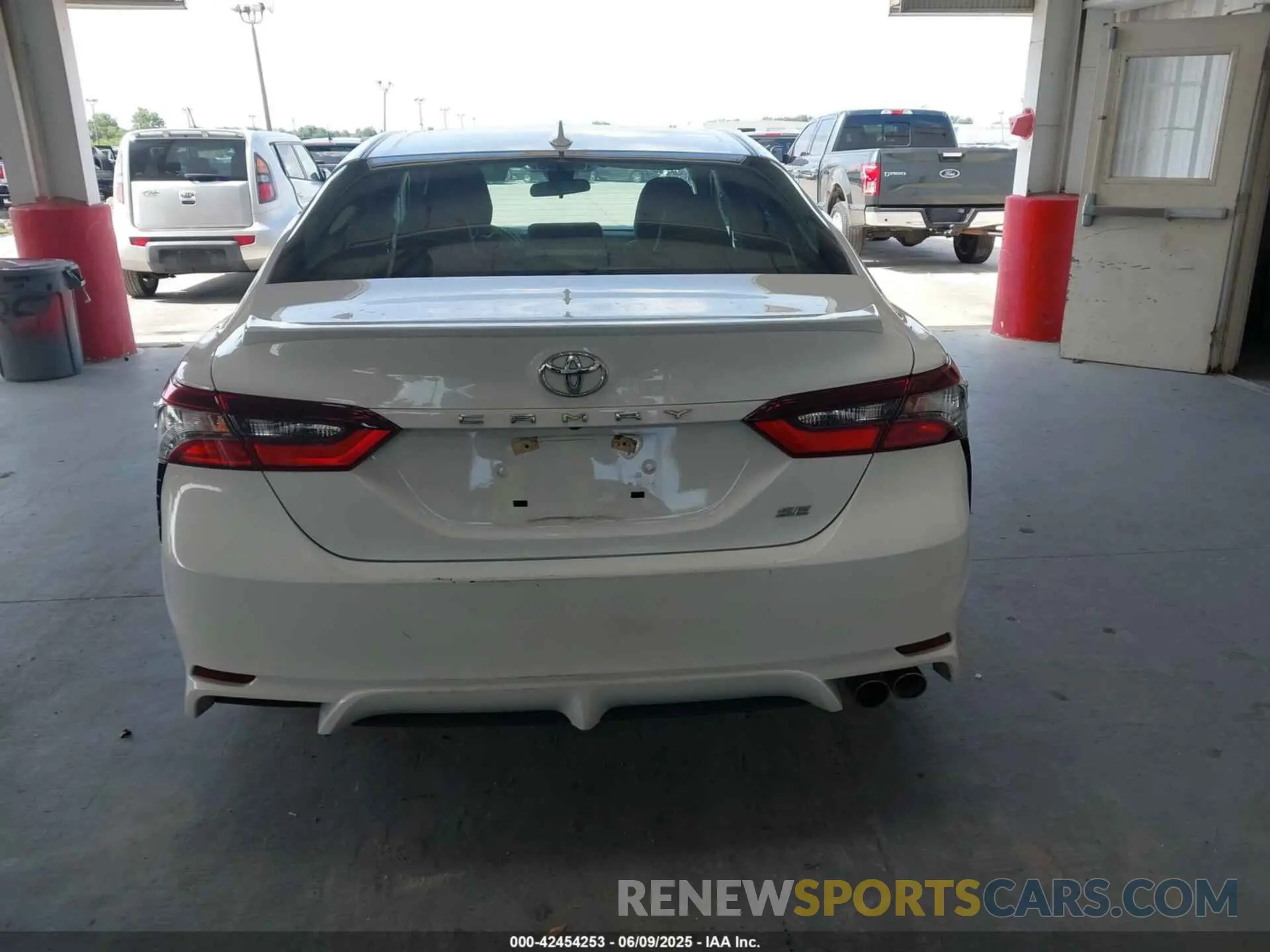 16 Photograph of a damaged car 4T1G11AK7MU580424 TOYOTA CAMRY 2021
