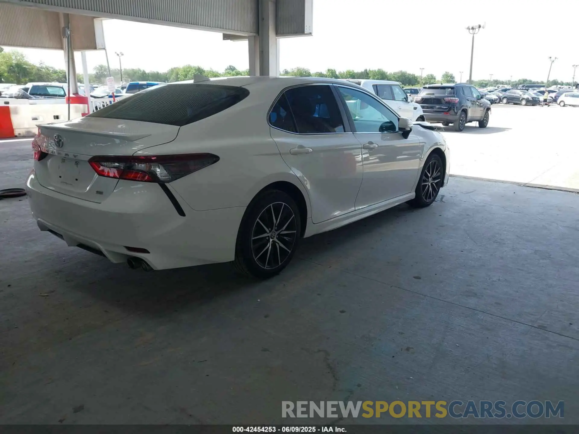 4 Photograph of a damaged car 4T1G11AK7MU580424 TOYOTA CAMRY 2021