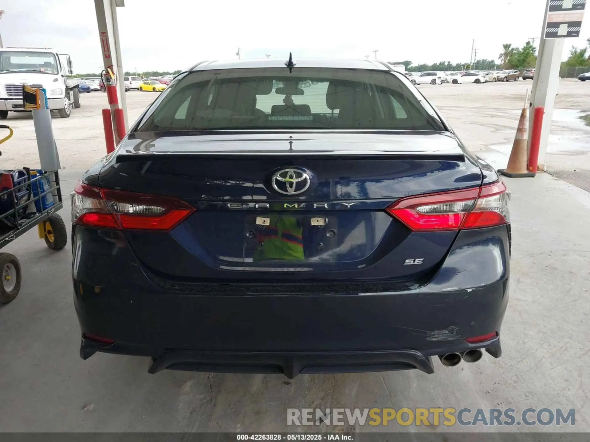 17 Photograph of a damaged car 4T1G11AK8MU533631 TOYOTA CAMRY 2021
