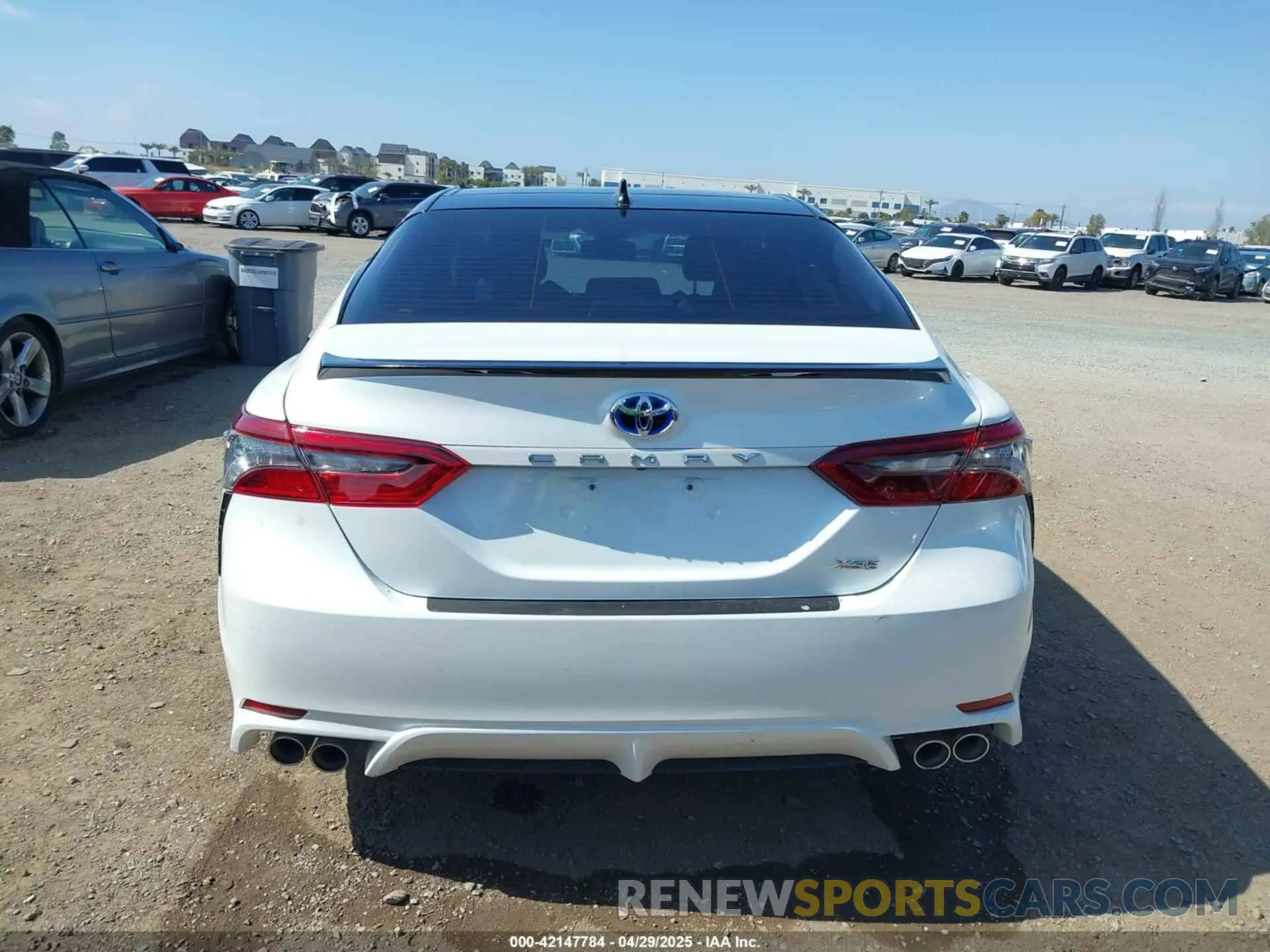 16 Photograph of a damaged car 4T1K61AK3MU472877 TOYOTA CAMRY 2021