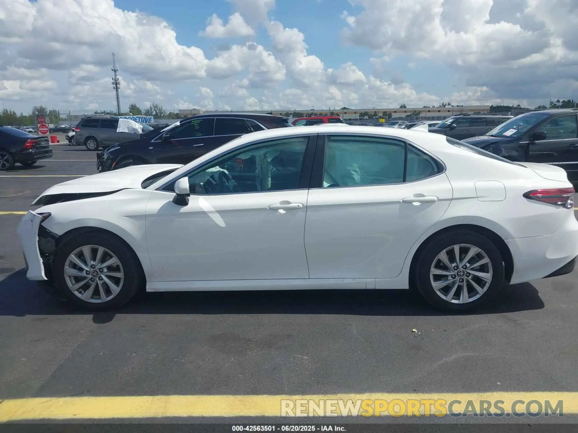 14 Photograph of a damaged car 4T1C11AK0NU668375 TOYOTA CAMRY 2022