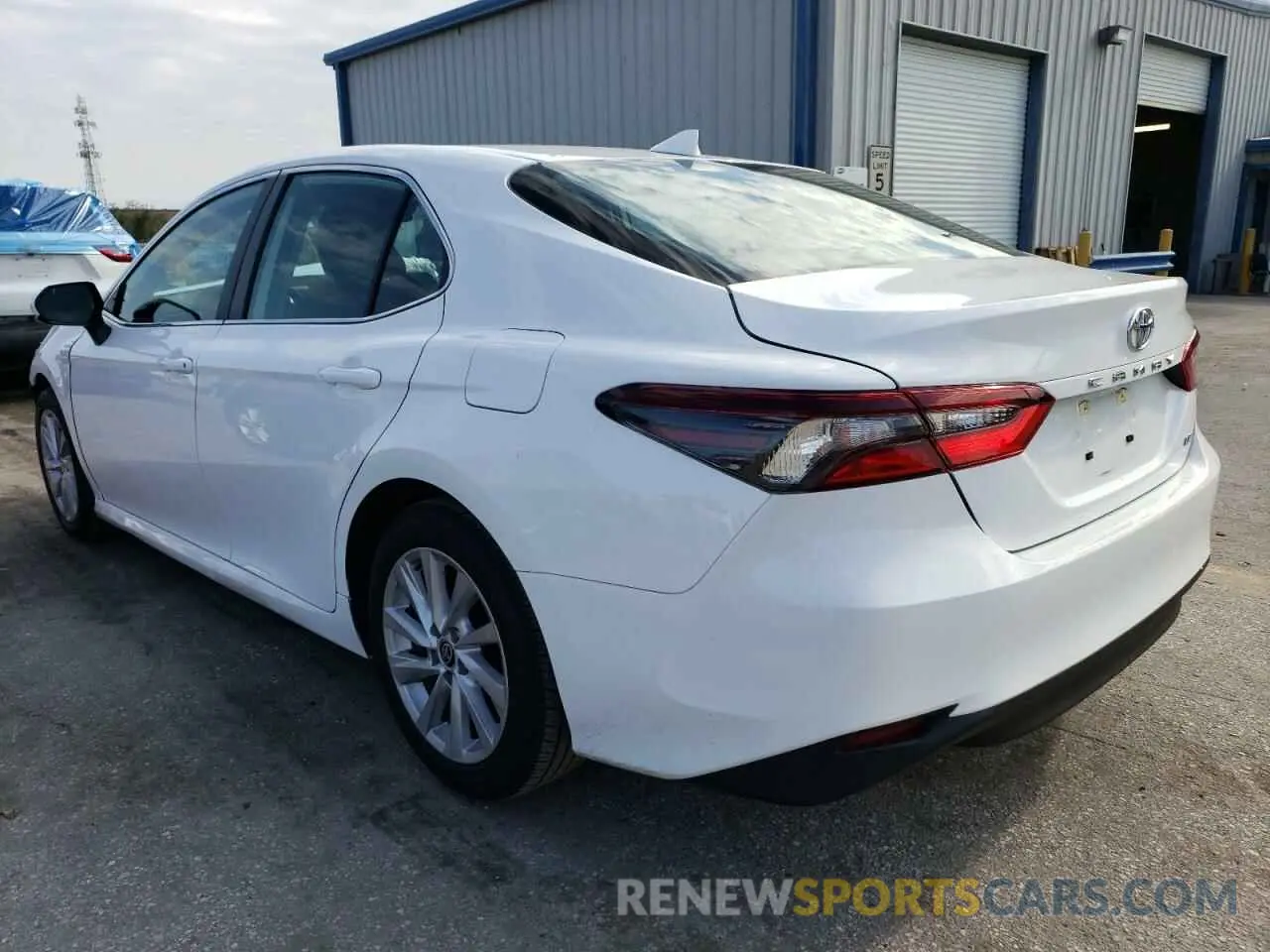 2 Фотография поврежденного автомобиля 4T1C11AK0NU674449 TOYOTA CAMRY 2022