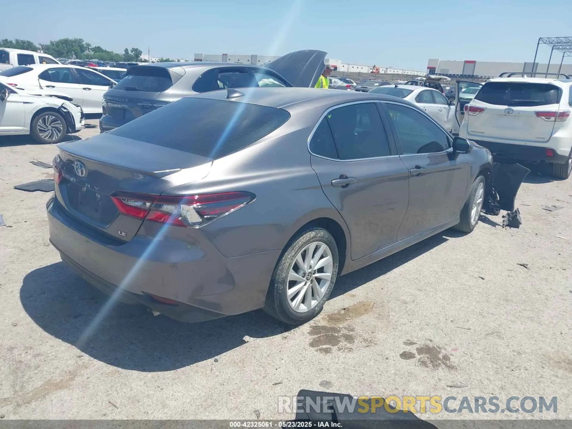 4 Фотография поврежденного автомобиля 4T1C11AK5NU055863 TOYOTA CAMRY 2022