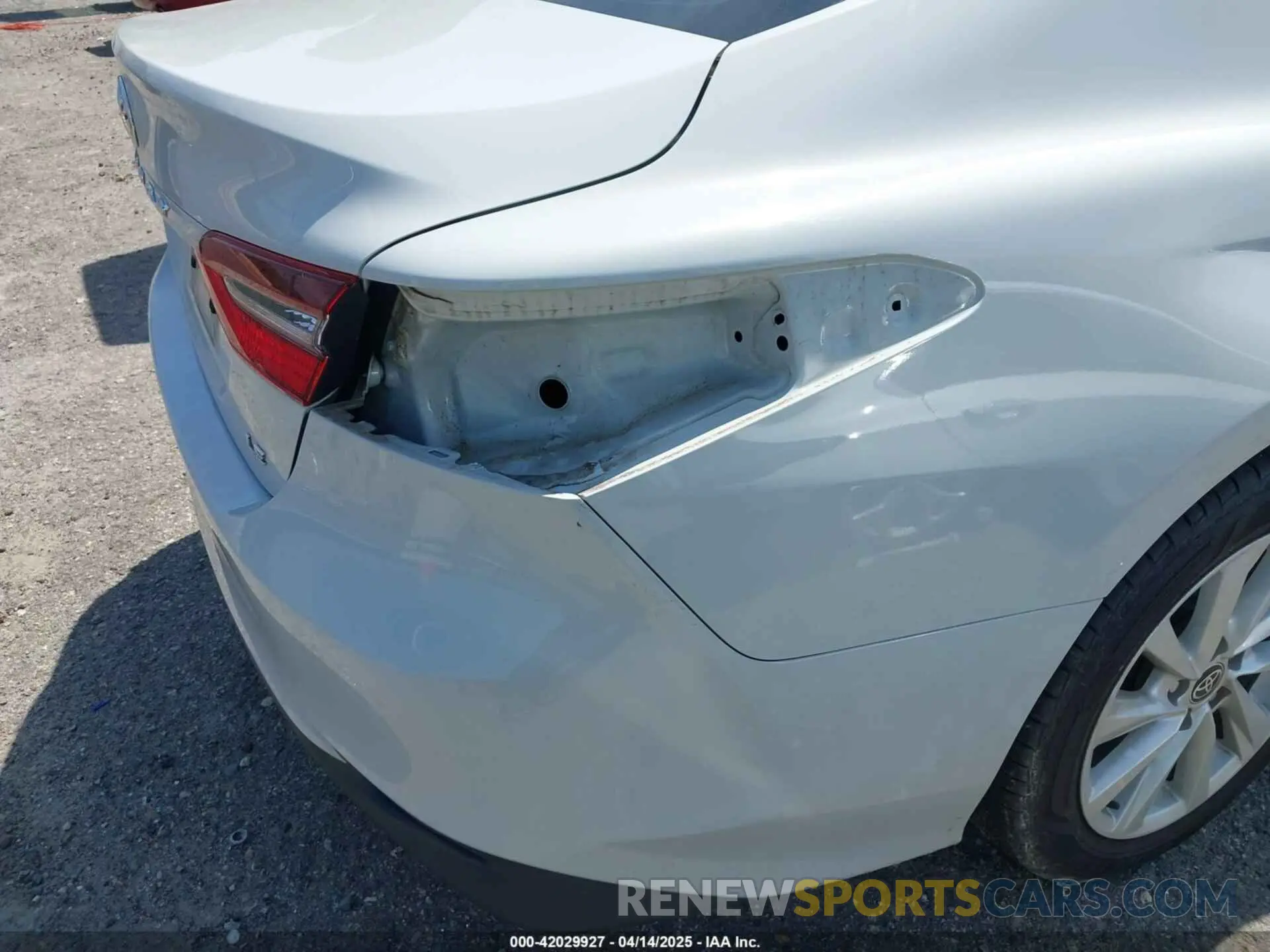18 Photograph of a damaged car 4T1C11AK6NU012469 TOYOTA CAMRY 2022