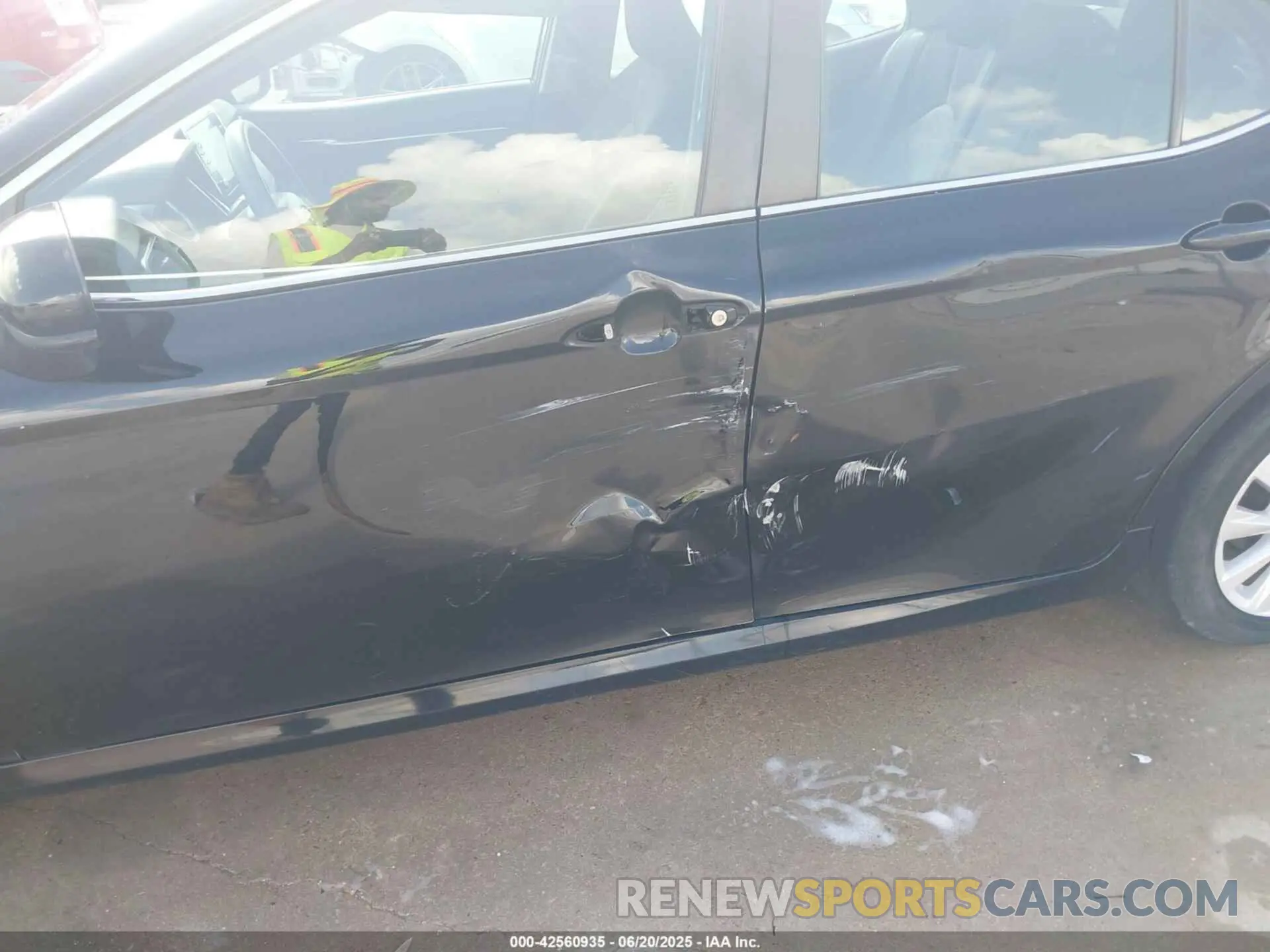 17 Photograph of a damaged car 4T1C11AK7NU004087 TOYOTA CAMRY 2022