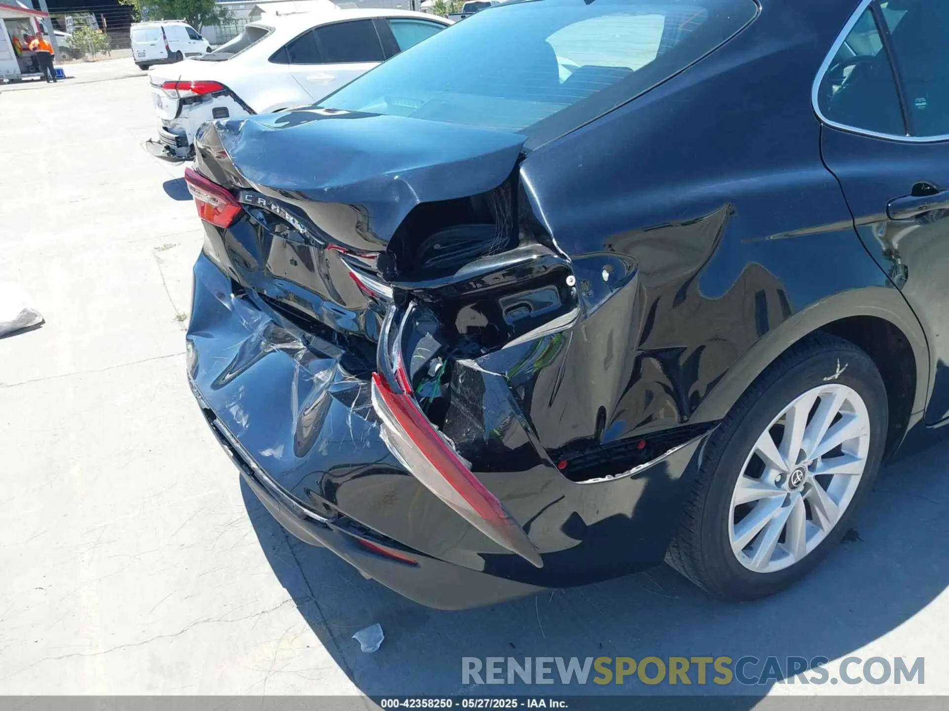 17 Photograph of a damaged car 4T1C11AKXNU047824 TOYOTA CAMRY 2022