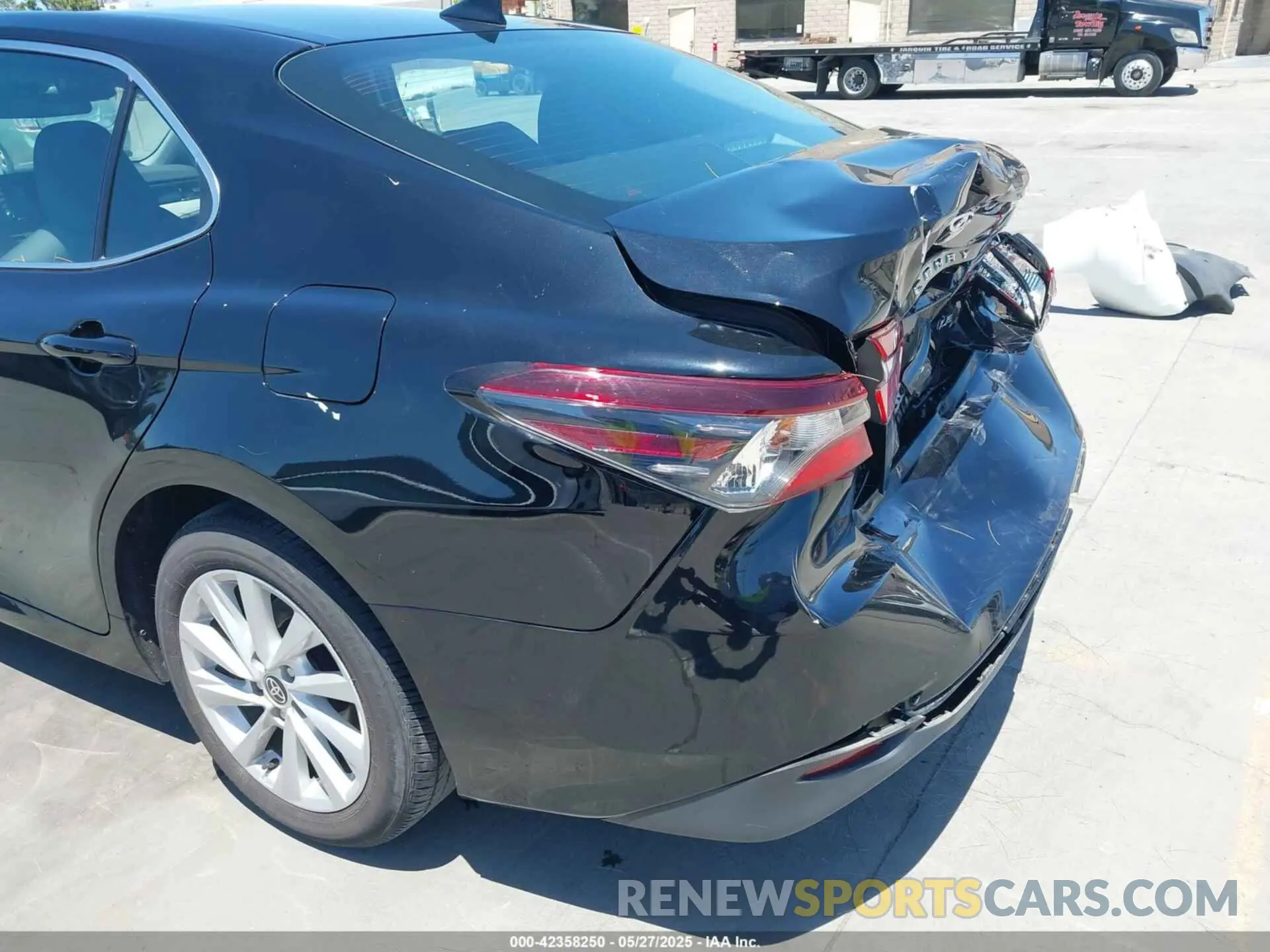 18 Photograph of a damaged car 4T1C11AKXNU047824 TOYOTA CAMRY 2022
